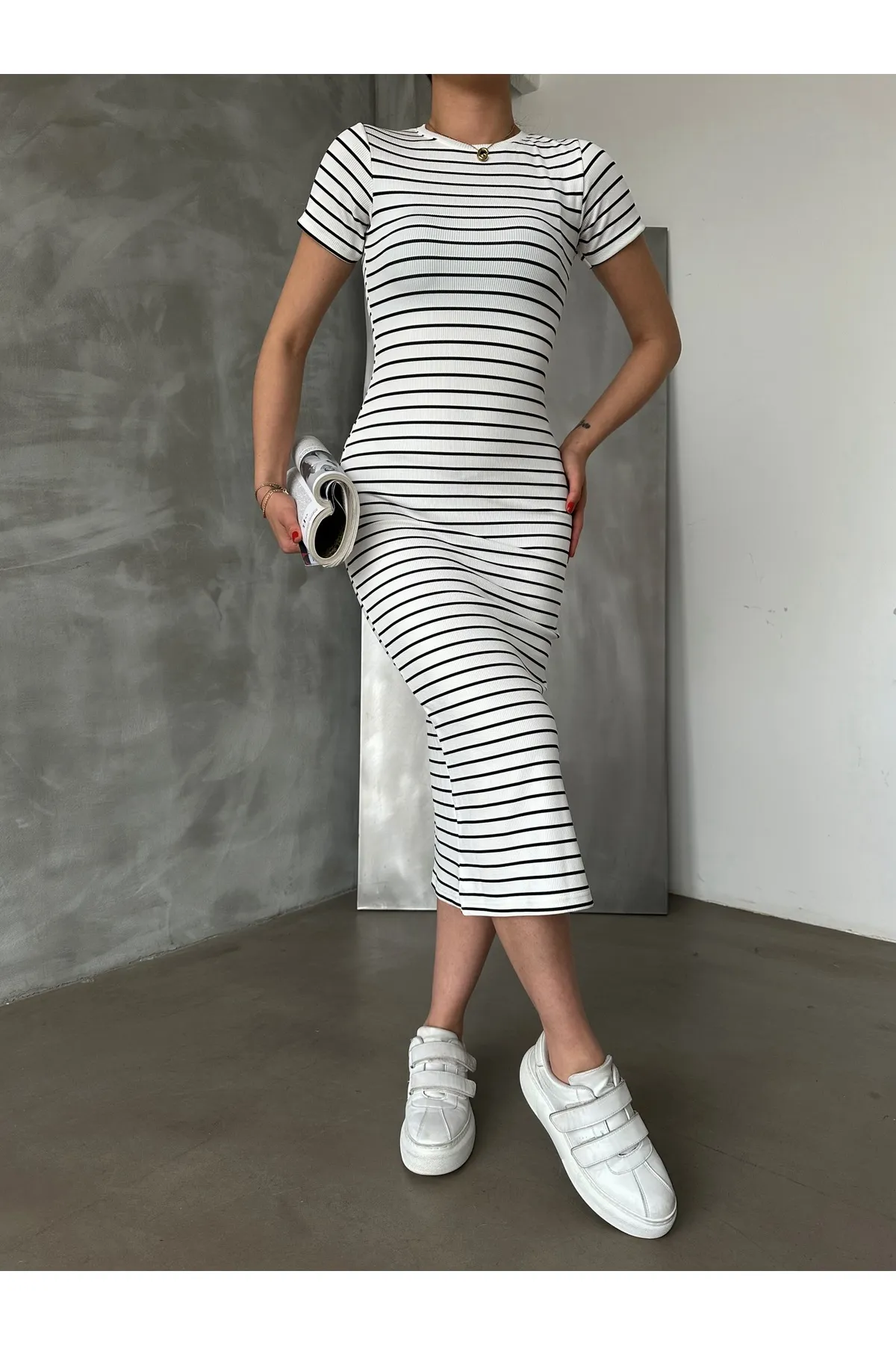 BEJNA  Weißes, gestreiftes, dehnbares, langes Strickkleid für Damen mit Schlitz