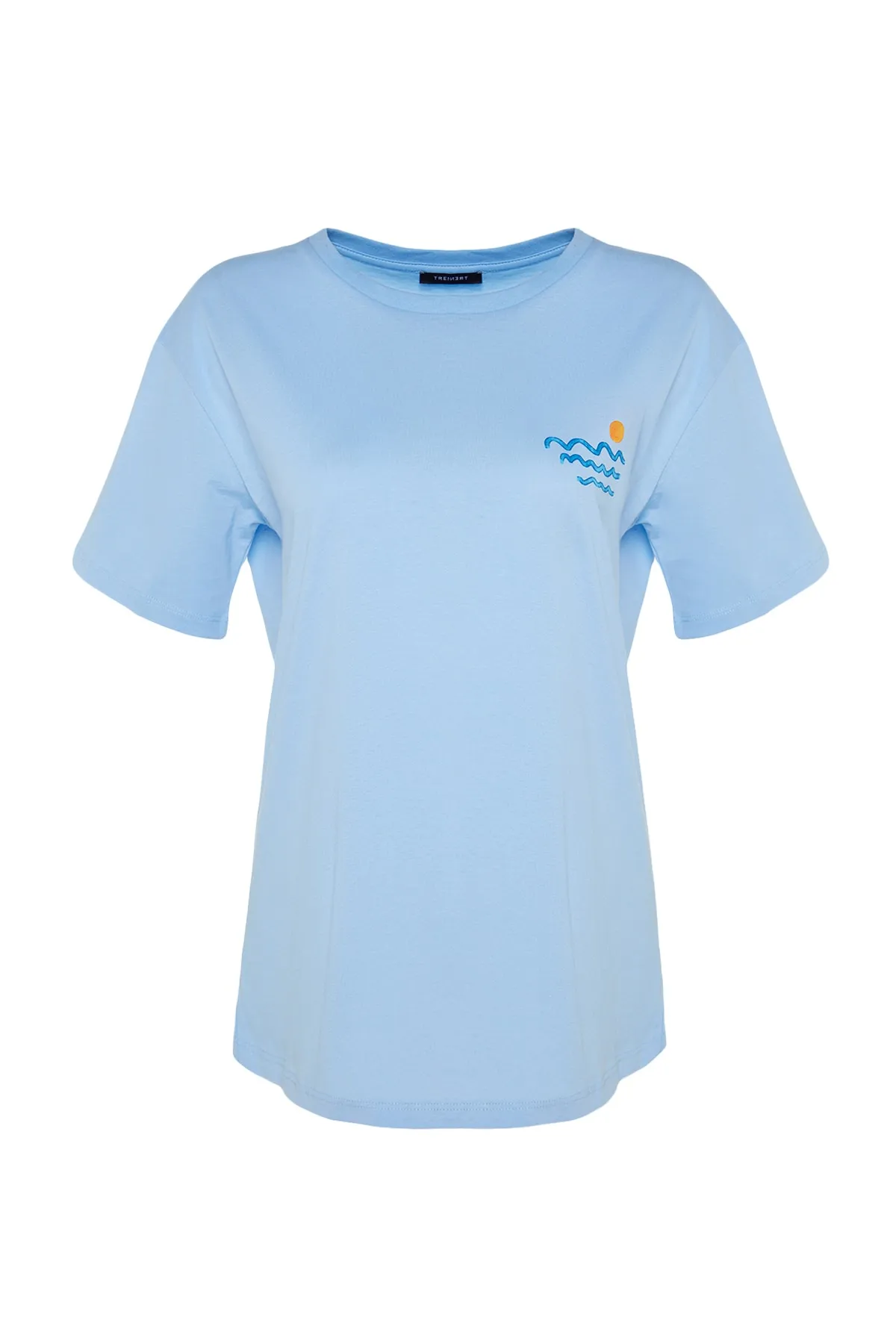 Trendyol Collection  Hellblaues Boyfriend-Strick-T-Shirt aus 100 % Baumwolle mit Rücken- und Brustaufdruck TWOSS23TS00058