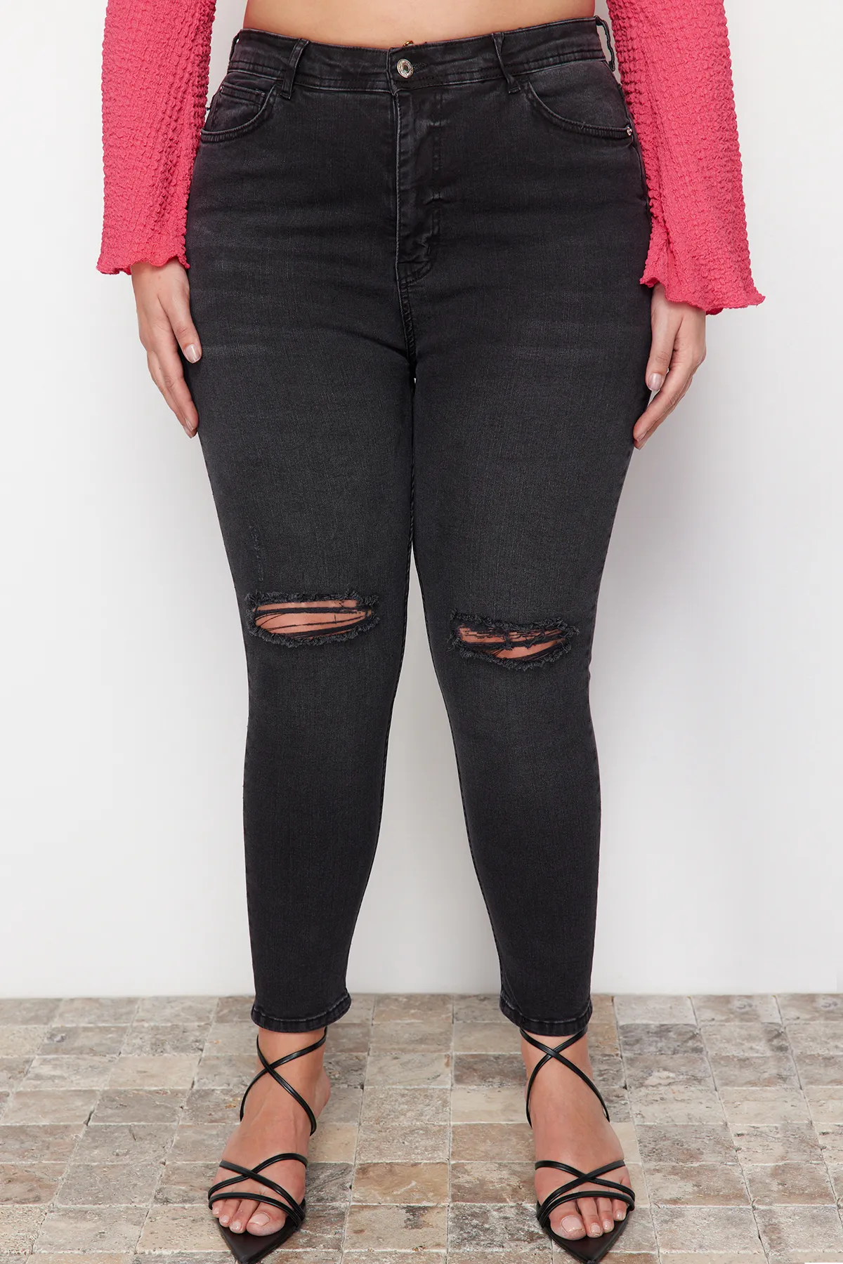Trendyol Curve  Schwarze, dehnbare Skinny-Jeans mit hoher Taille und Destroy-Details TBBSS23CJ00014