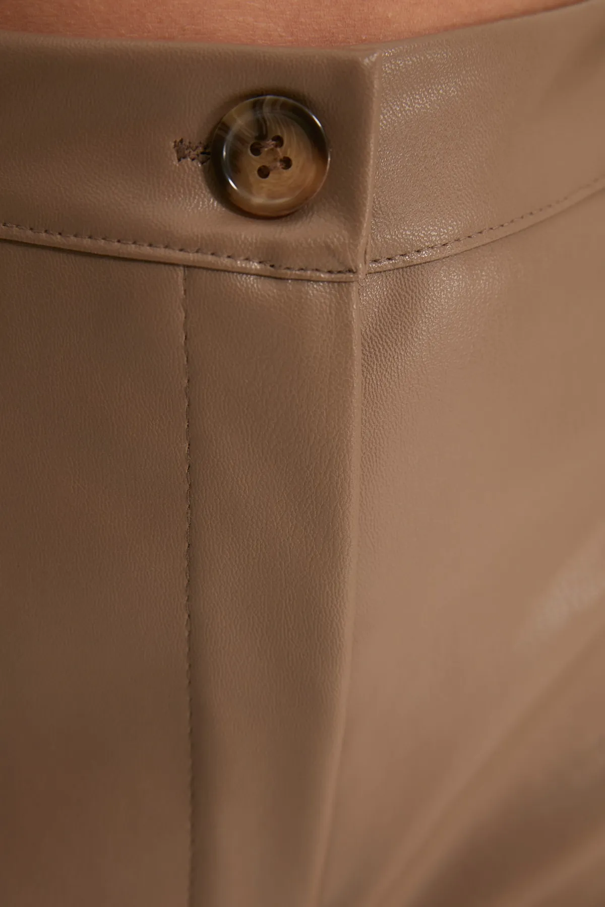 Trendyol Collection  Nerzfarbene, gerade geschnittene Hose aus gewebtem Kunstleder TWOAW22PL0284