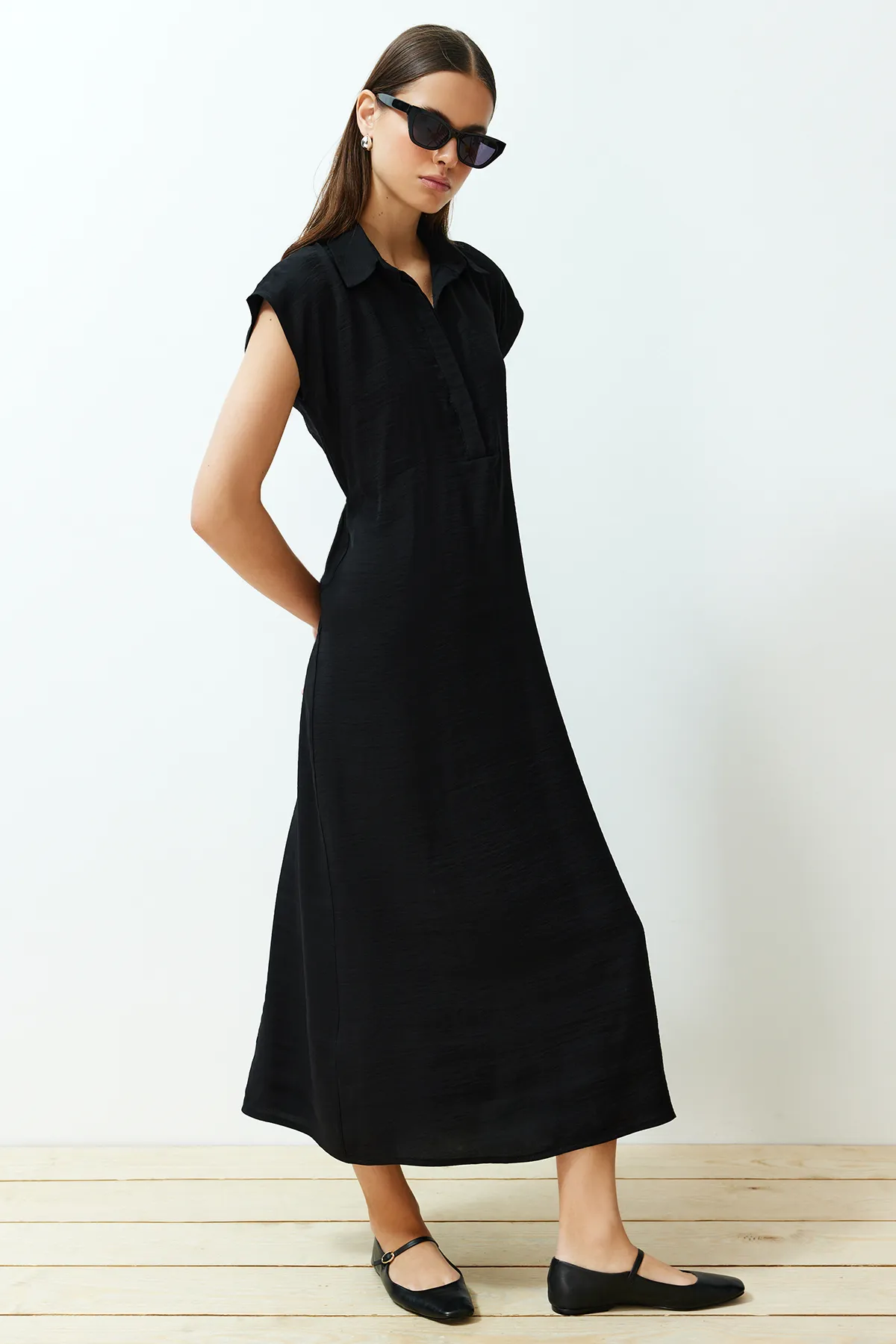 Trendyol Collection  Schwarzes, gewebtes Aerobin-Maxikleid mit A-Linien-Hemdkragen TWOSS24EL00621