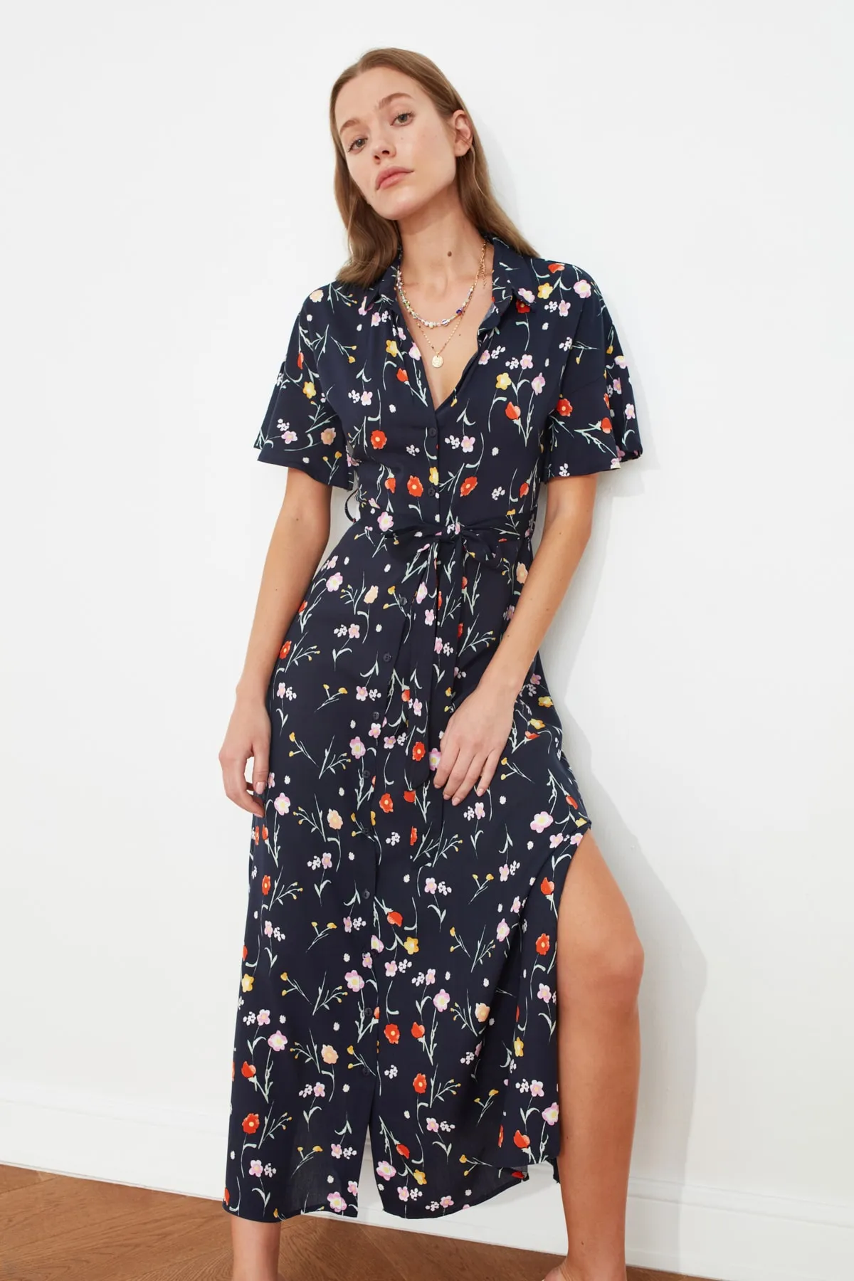 Trendyol Collection  Marineblaues, gewebtes Midi-Hemdkleid mit Schlitz und Blumendruck und Gürtel TWOSS20EL2822
