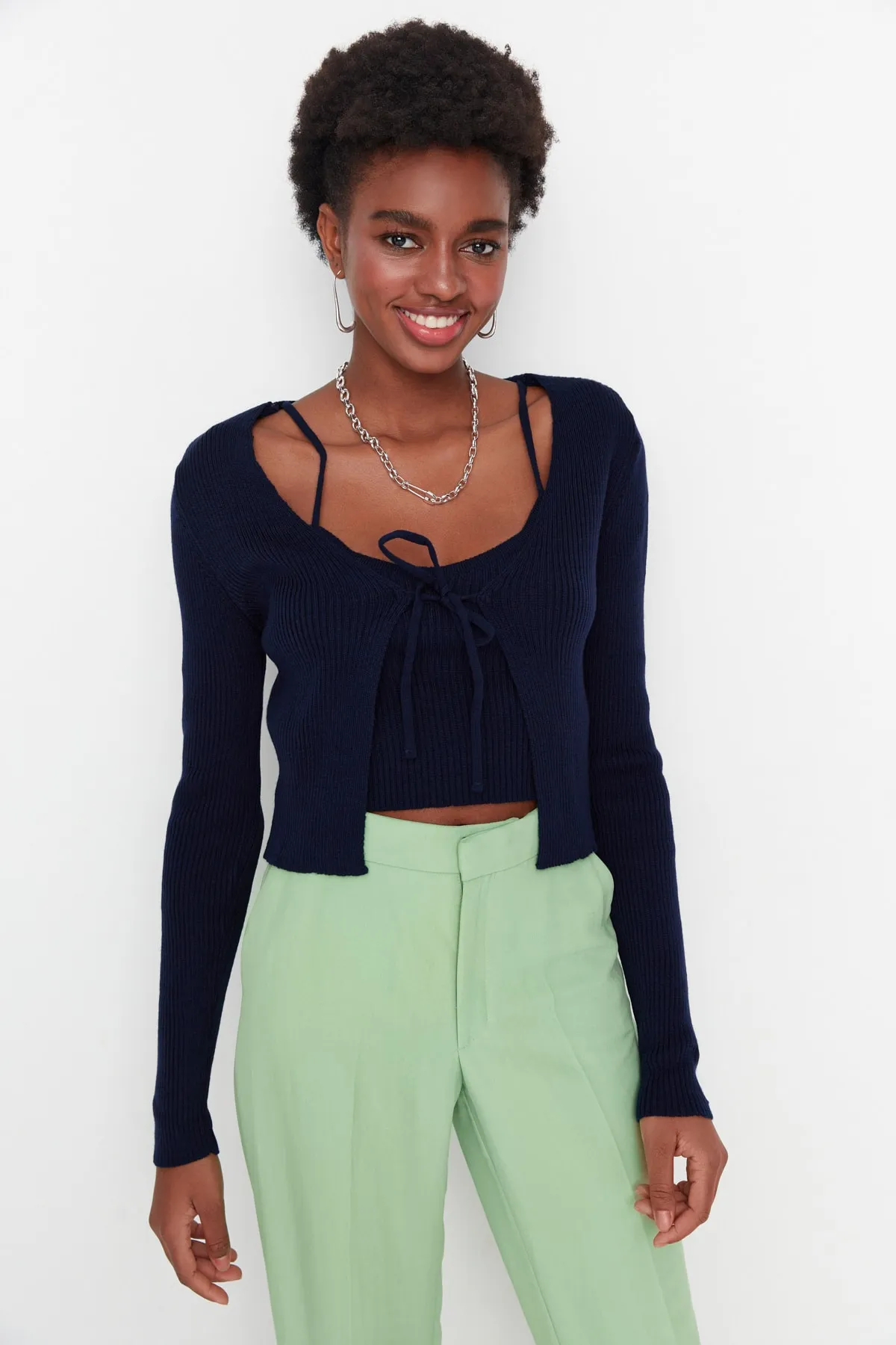 Trendyol Collection  Marineblaues, kurzes Strickset mit Bluse und Strickjacke zum Binden, Strickcardigan TWOSS21HI0002