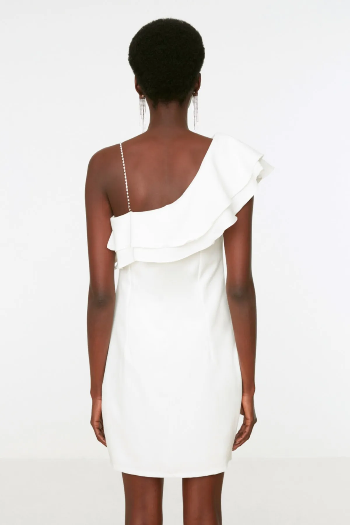 Trendyol Collection  Ecrufarbenes Abendkleid mit Kragen und Ausschnitt TPRSS21EL2873