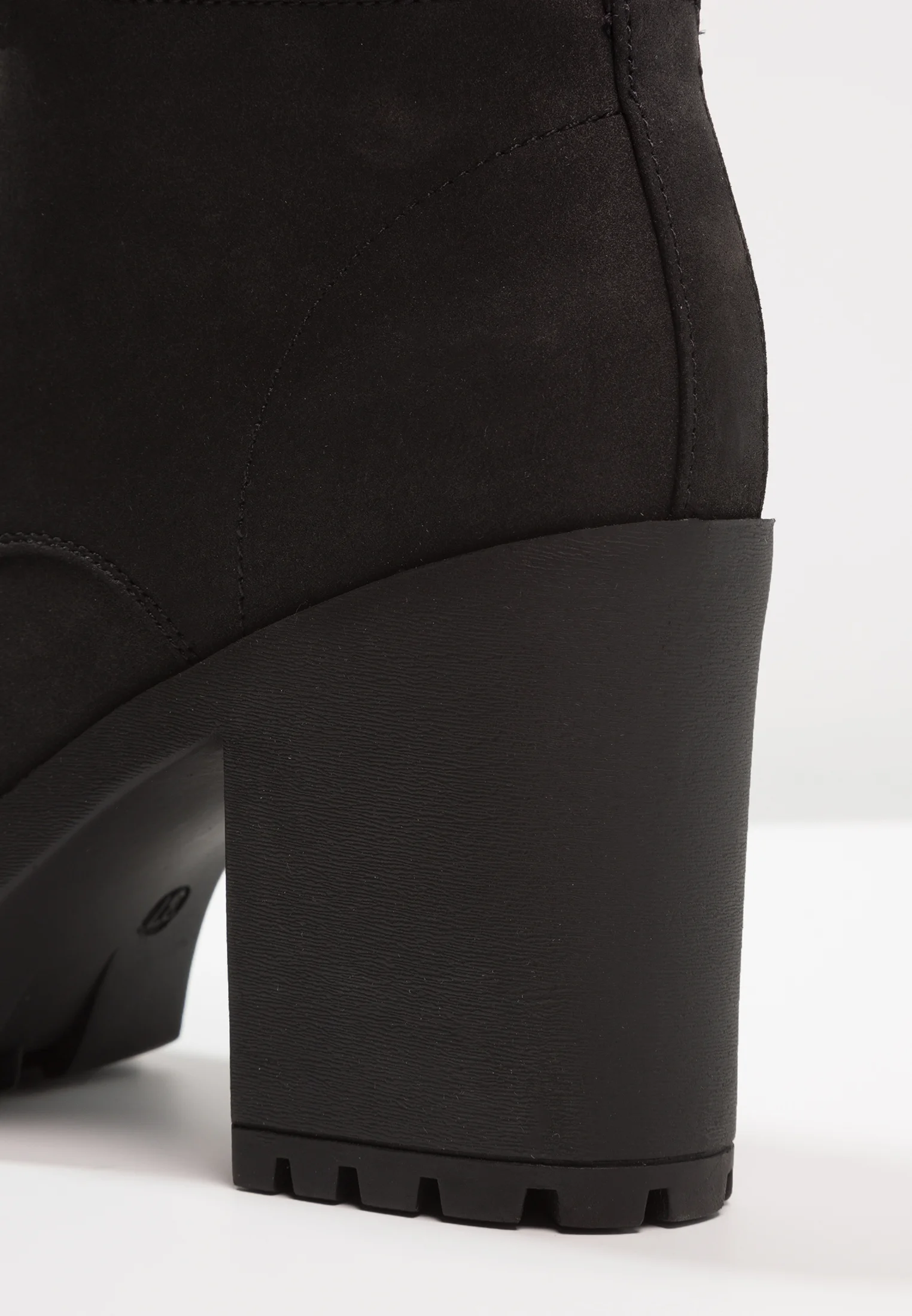 Botines de tacón par e impar