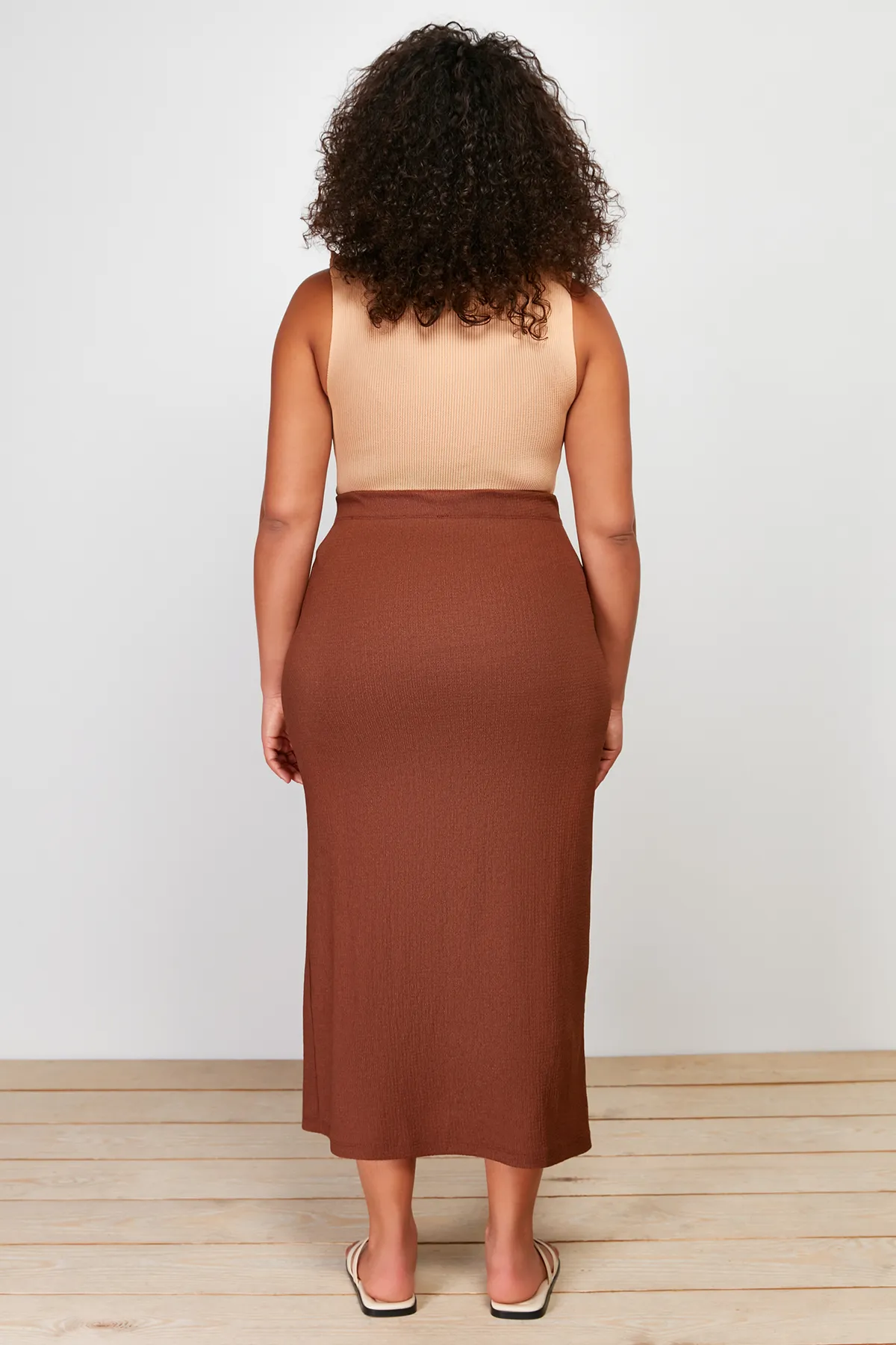 Trendyol Curve  Brauner Strickrock mit Schlitz TBBSS24AZ00013