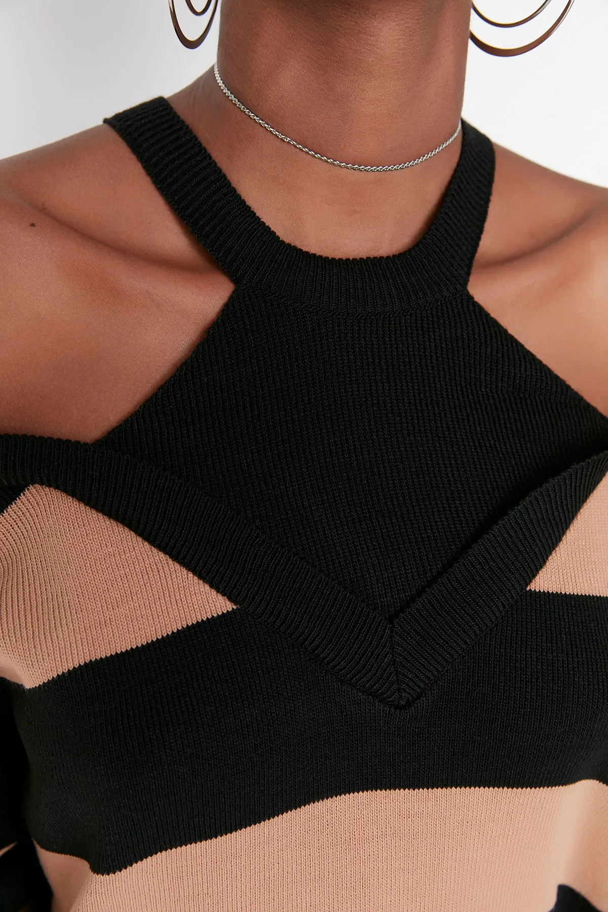 Trendyol Collection  Schwarz gestreifter Strickpullover TWOAW22KZ0521