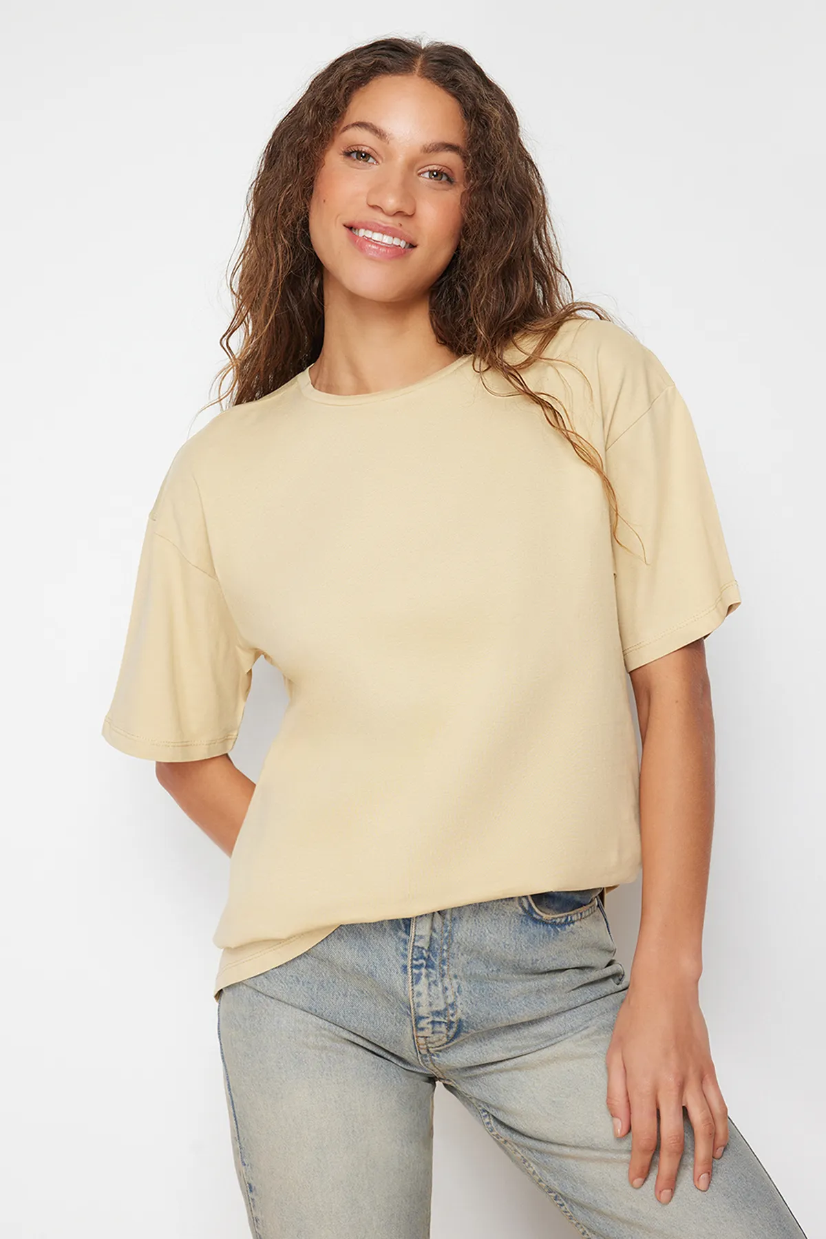Trendyol Collection  Dunkelbeiges Strick-T-Shirt mit Rundhalsausschnitt aus 100 % Baumwolle in Übergröße/weiter Passform TWOSS20TS0134