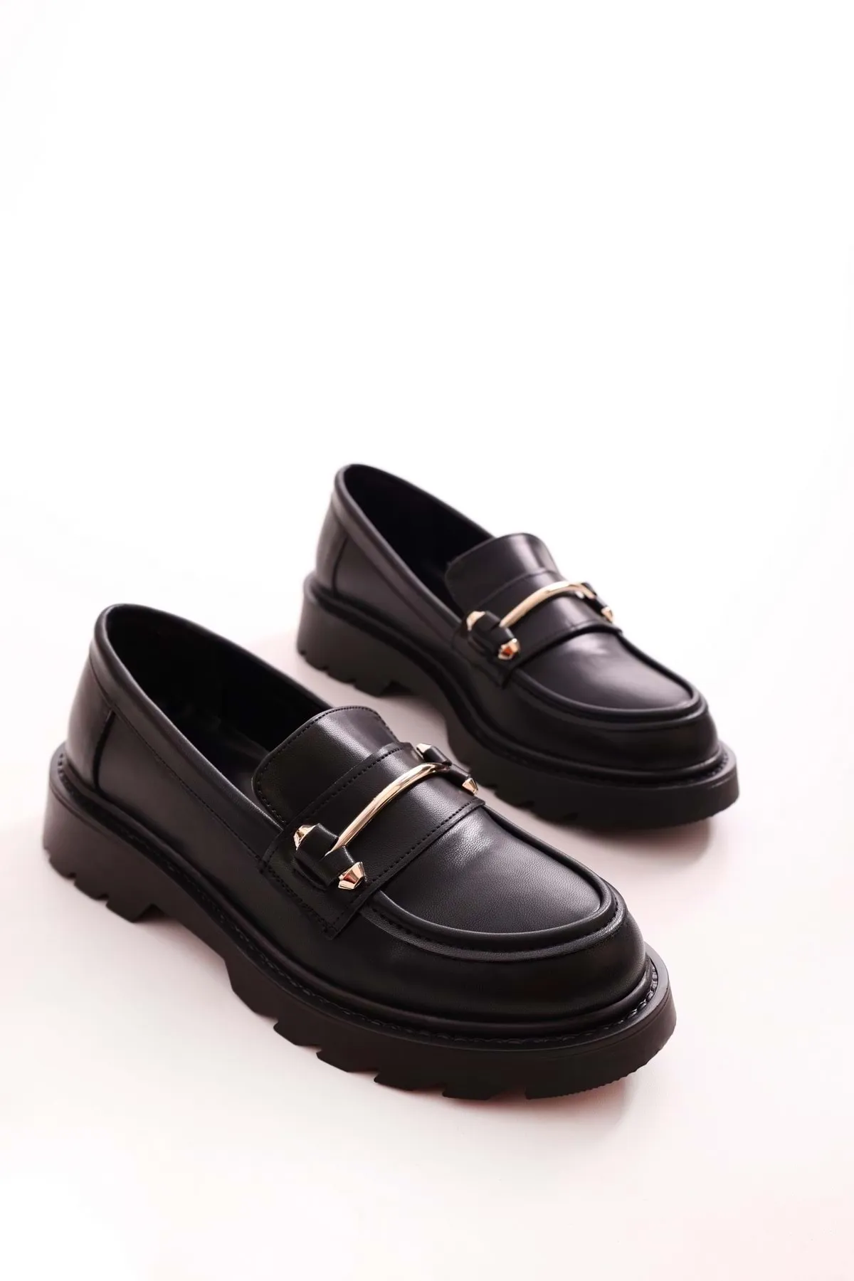 Shoeberry  Damen Martha Black Skin Loafer mit dicker Sohle und Schnalle Black Skin
