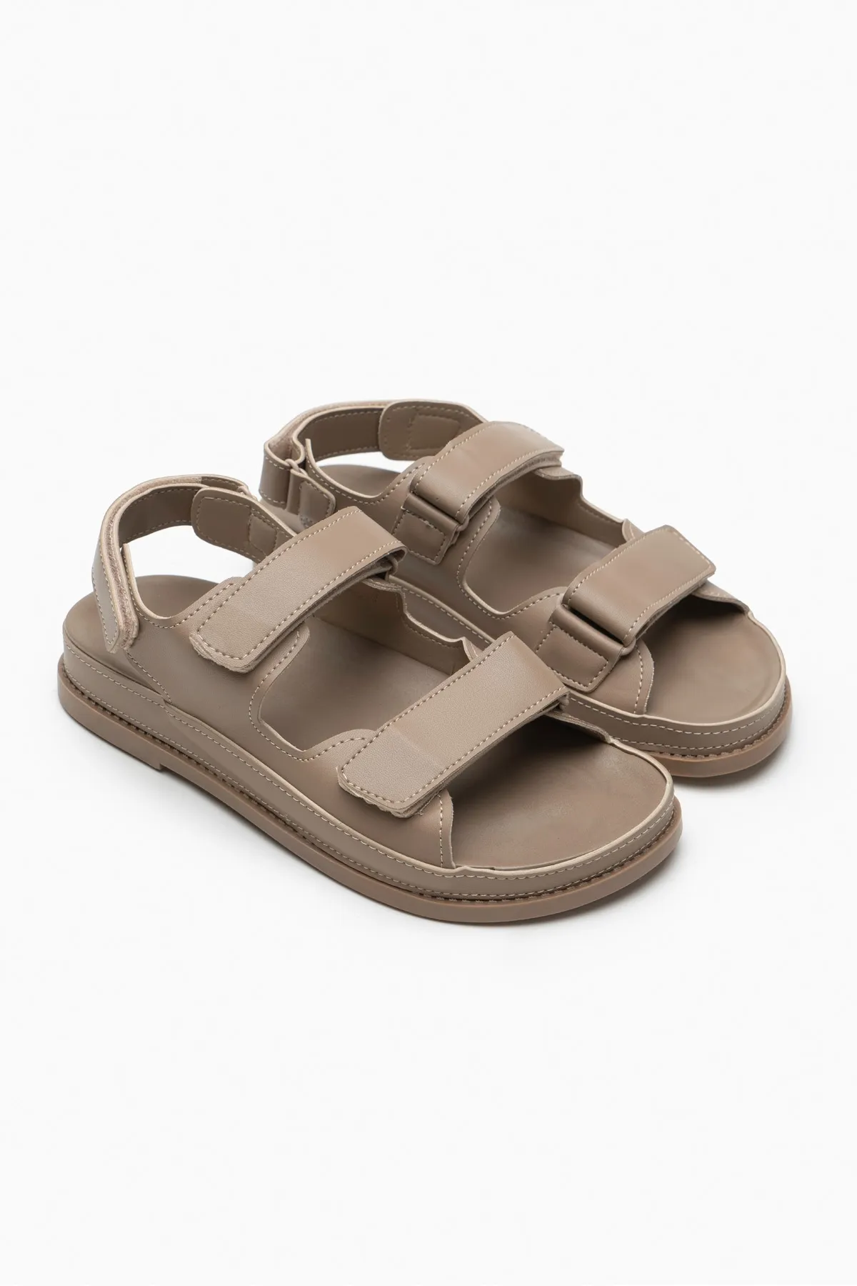 NİŞANTAŞI SHOES  Julia Dunkelbeige matte Damensandalen mit flacher Sohle und Klettverschluss