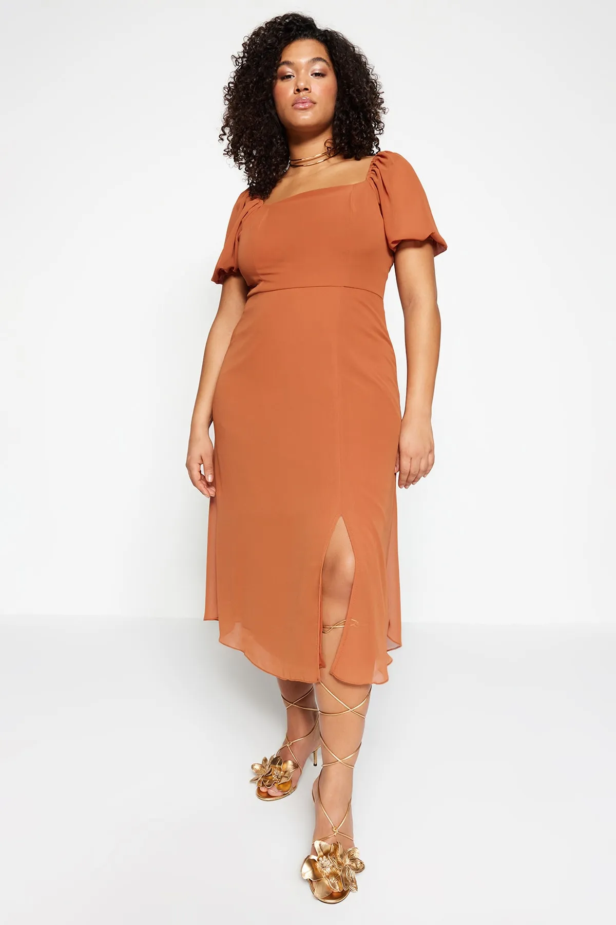 Trendyol Curve  Kleid mit Schlitz und Kachelmuster TBBSS22AH0012