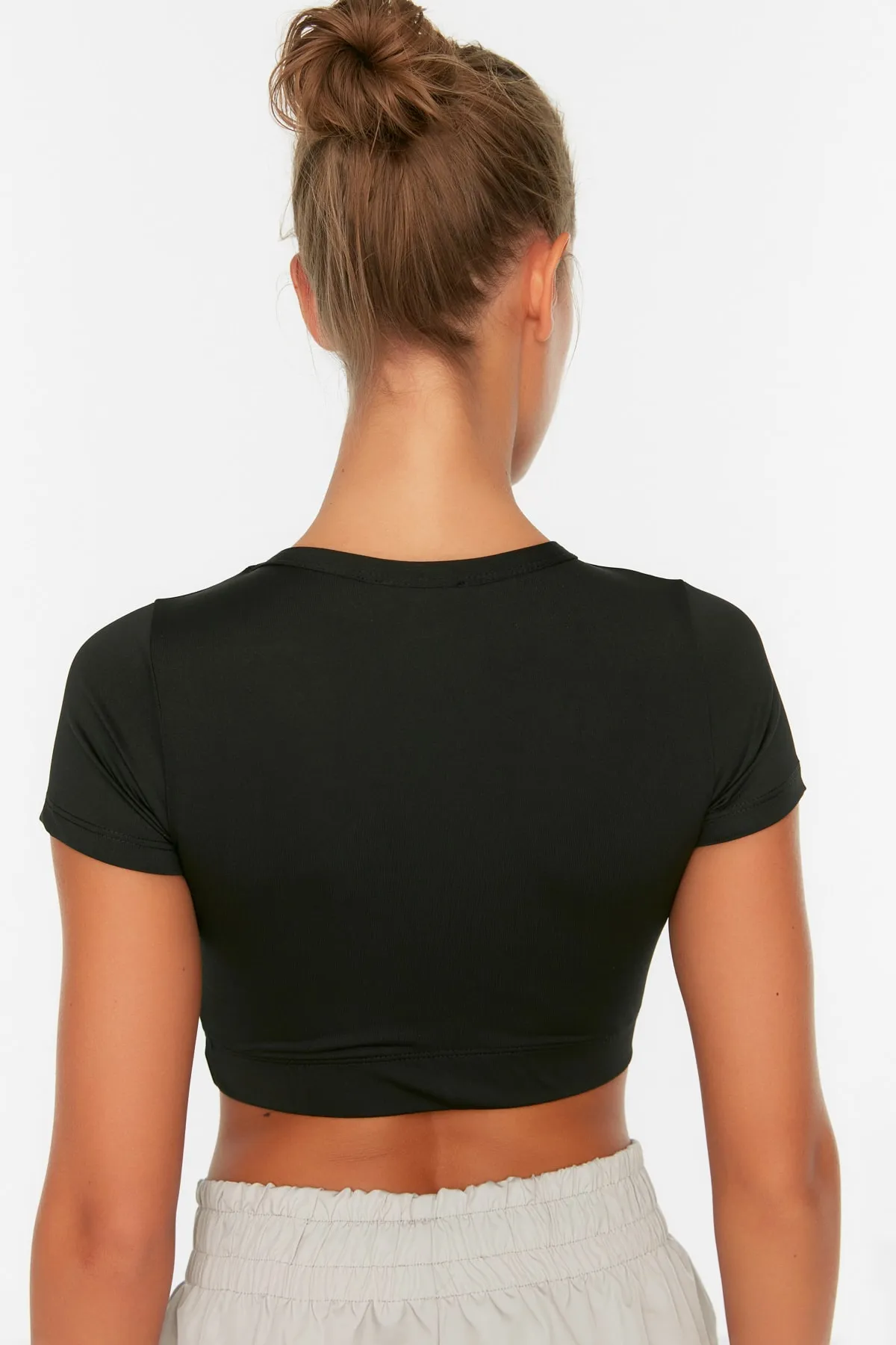 Trendyol Collection  Schwarzes Crop-Strick-Sportoberteil/Bluse mit leichtem Halt und weicher Textur und Rundhalsausschnitt TWOAW21BZ0158