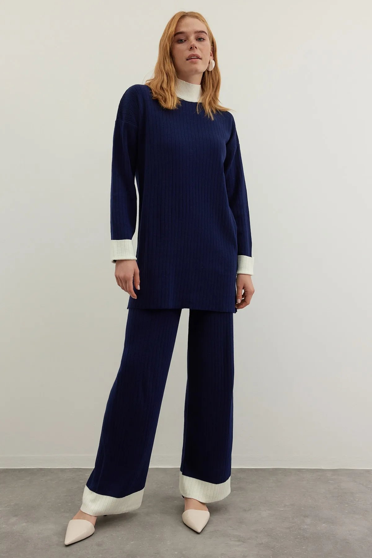 Trendyol Modest  Marineblaues Strickset mit Stehkragen und Farbblock-Muster, gerippter Pullover und Hose TCTAW22US0080