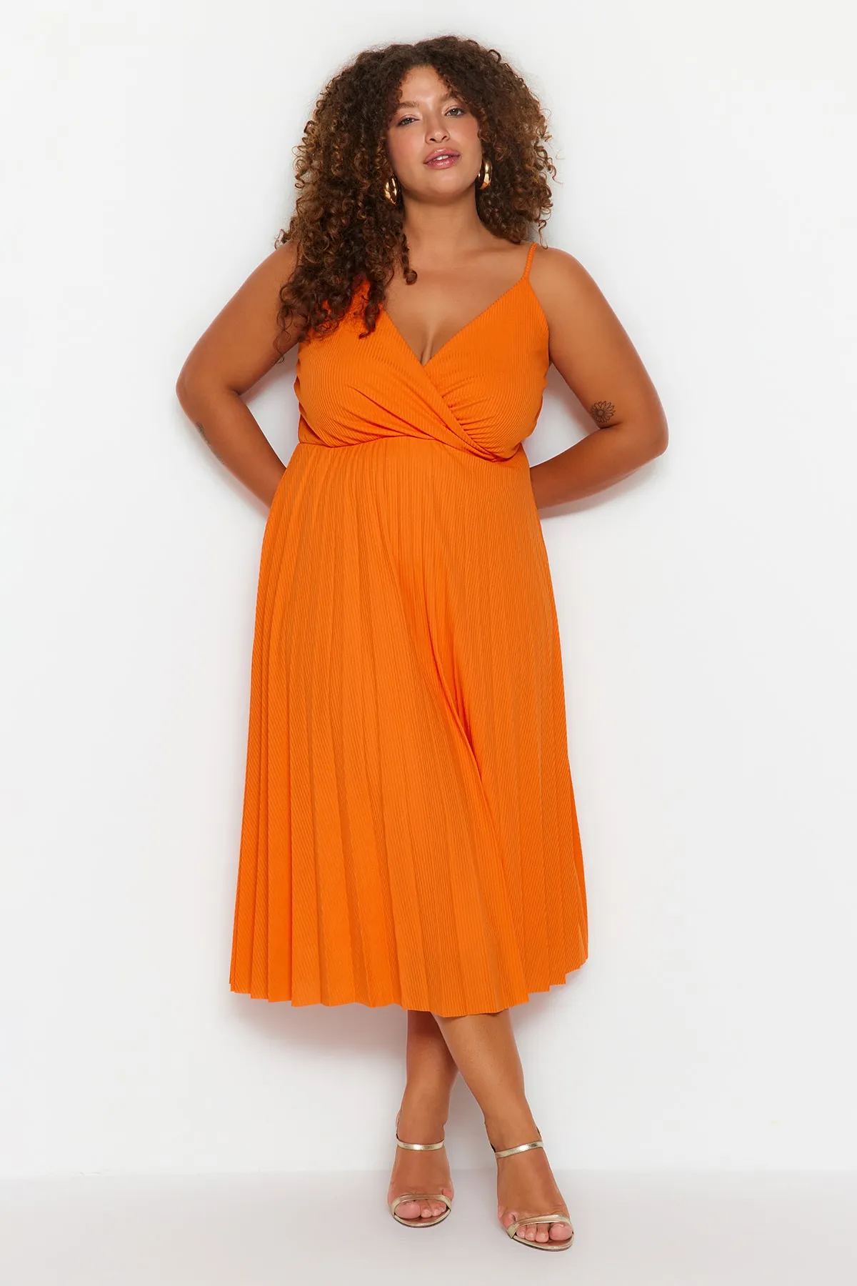 Trendyol Curve  Orangefarbenes zweireihiges Strickkleid mit Kragen und Trägern TBSSS22EL1565