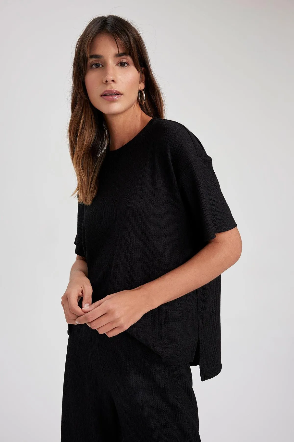 DeFacto  Kurzarm-T-Shirt mit normaler Passform und Rundhalsausschnitt Z9487az23sp
