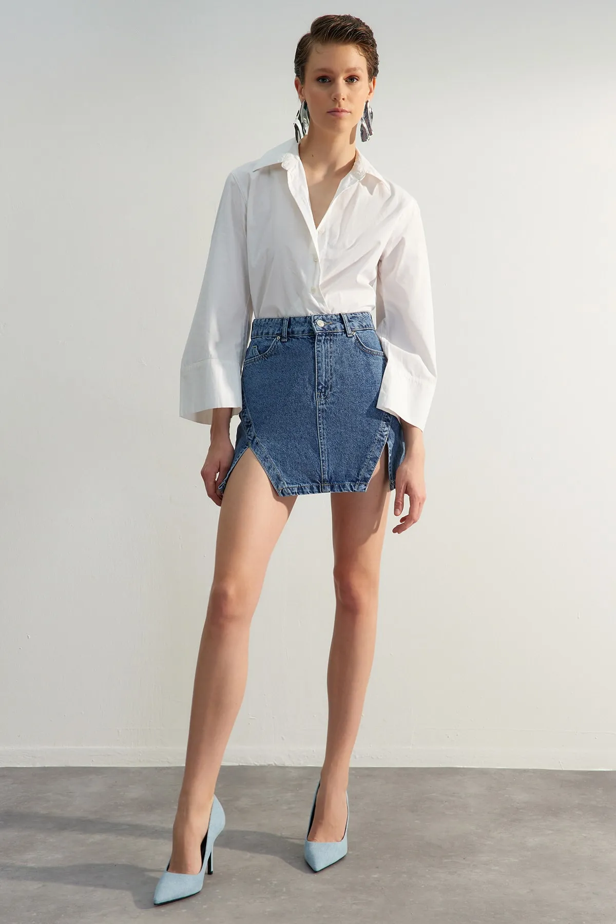 Trendyol Collection  Blauer Mini-Jeansrock mit Schlitz in Limited Edition TWOSS23ET00347