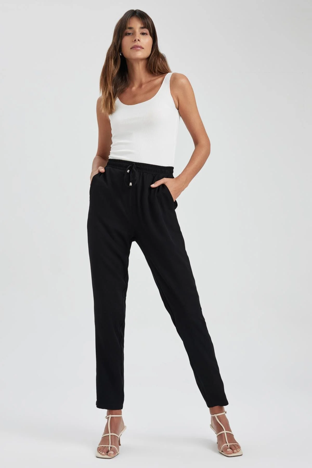 DeFacto  Gewebte Hose mit elastischem Bund und Taschen L3164az23sm