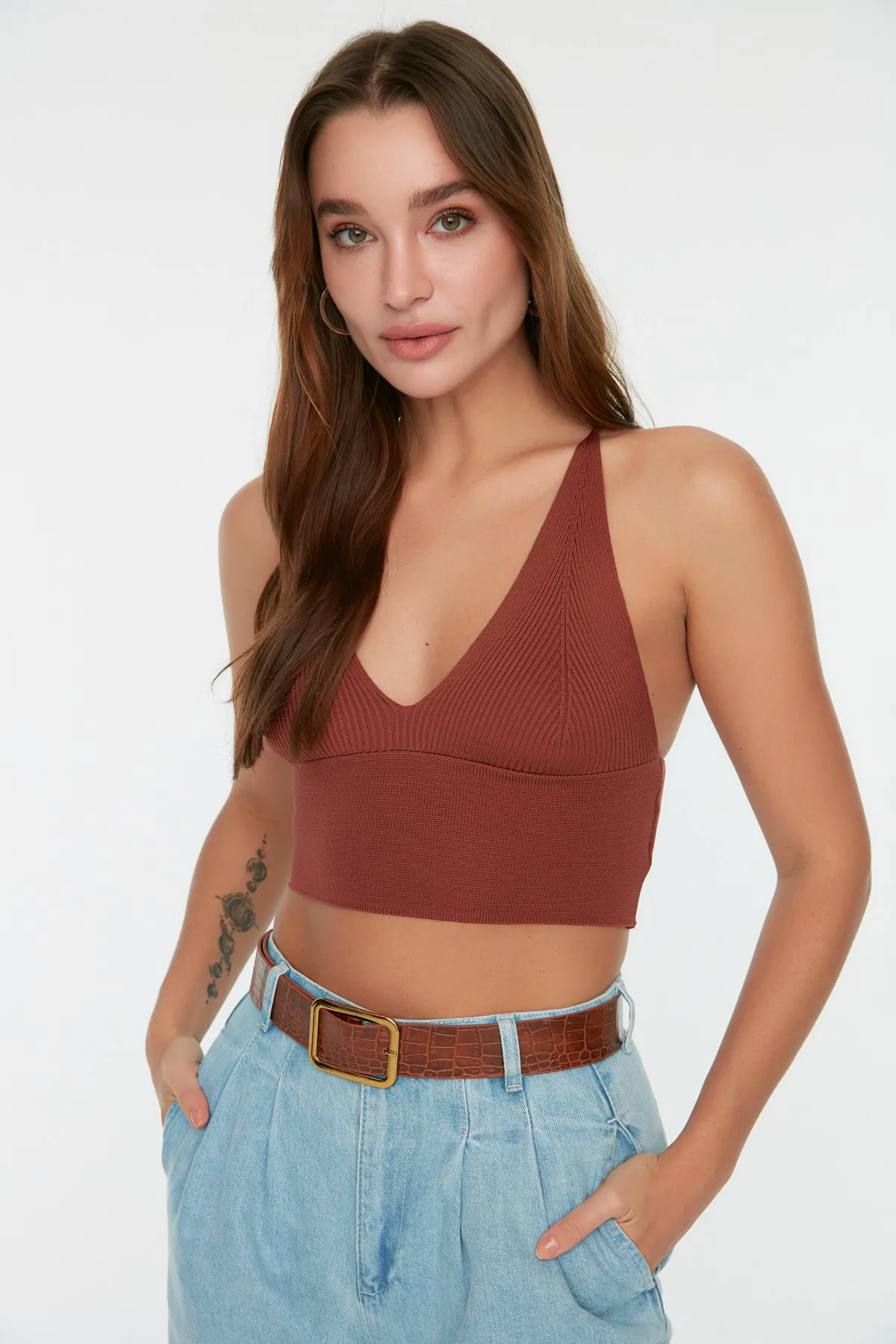 Trendyol Collection  Superkurze Strickbluse in Braun - Rückendetail, TWOSS22BZ0760