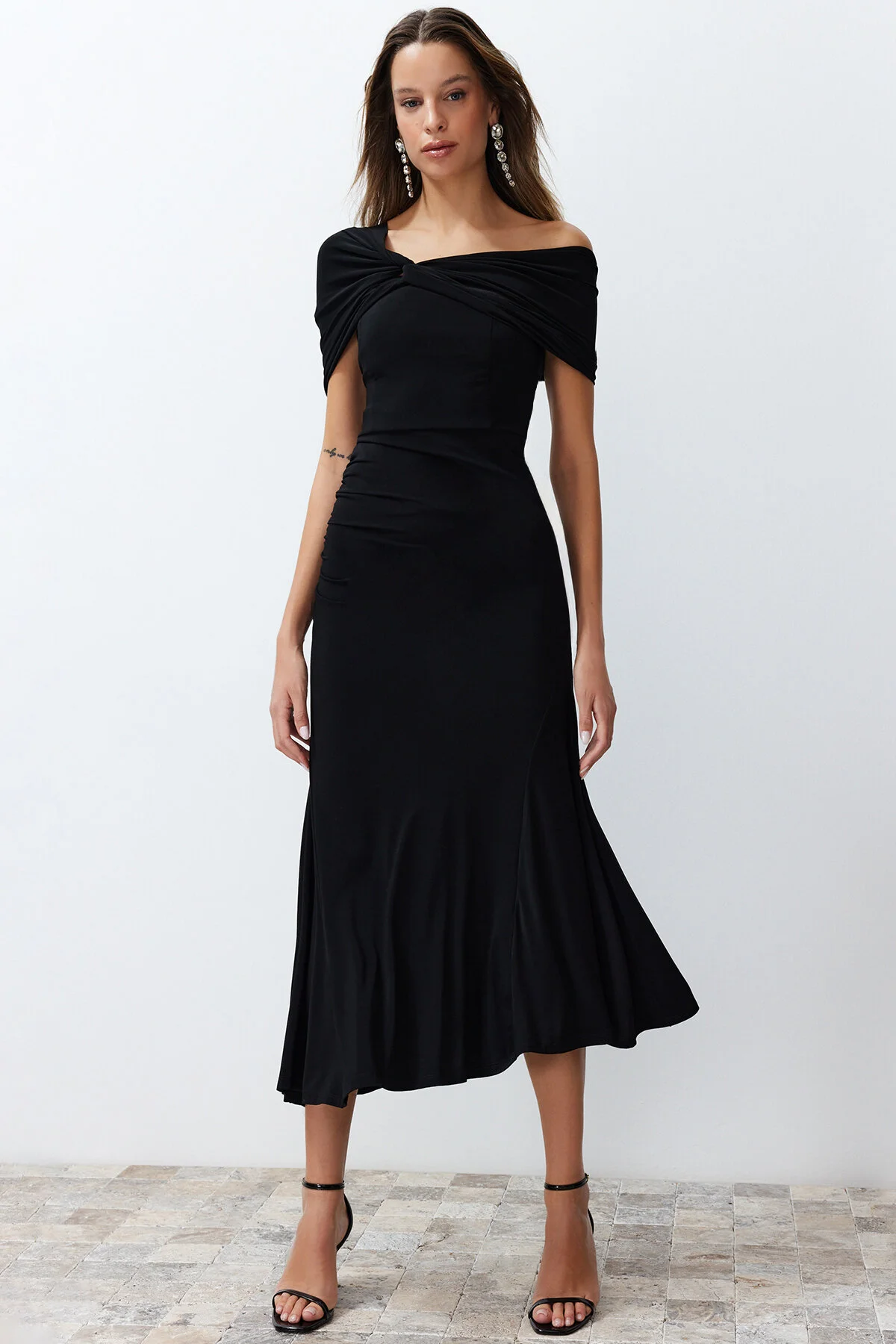 Trendyol Collection  Schwarzes Abendkleid aus Strick mit asymmetrischem Kragen - TPRSS24EL00046