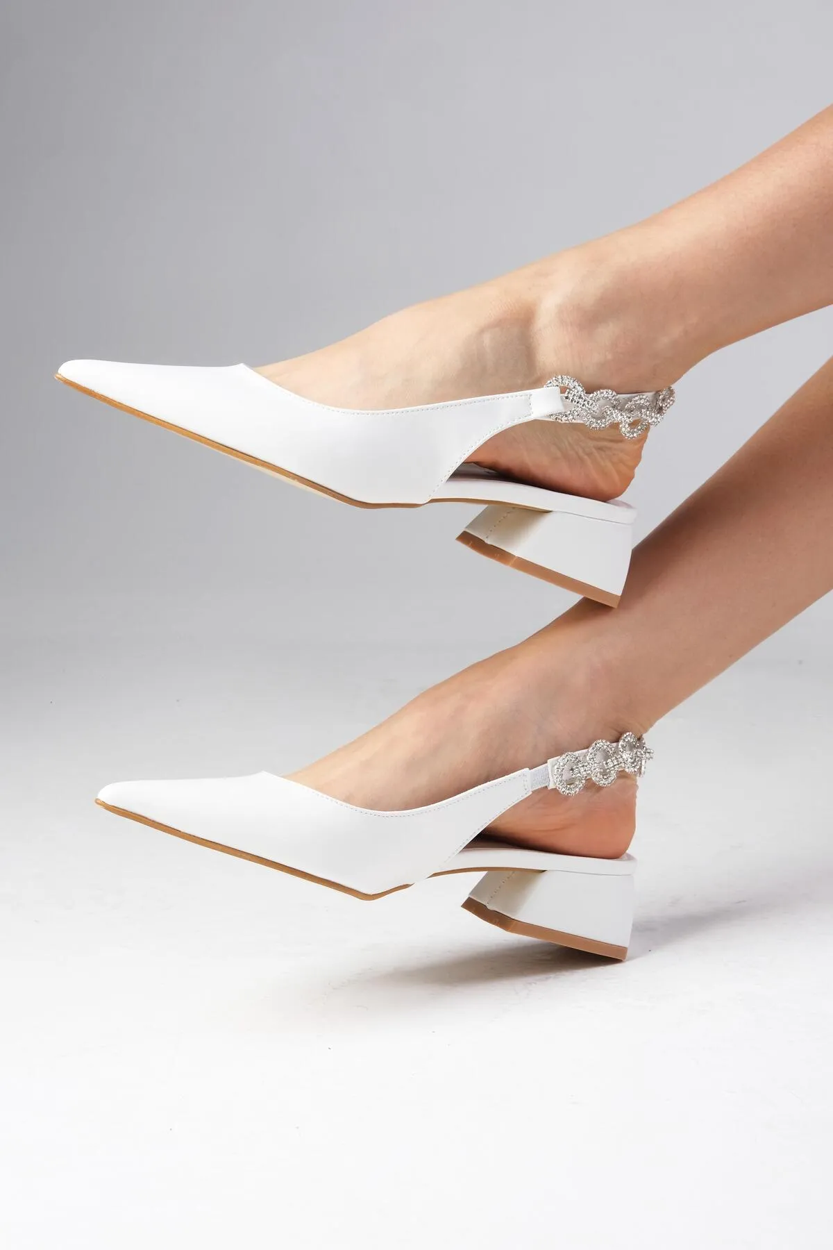 Mio Gusto  Sophie Weiße Schuhe mit offenem Rücken und Steinbesatz für Damen mit kurzem Absatz