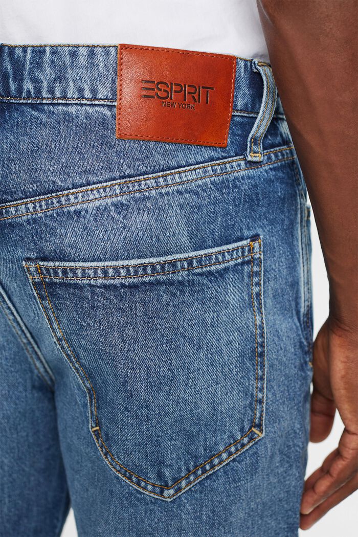 Gerade, konische Jeans mit mittelhohem Bund