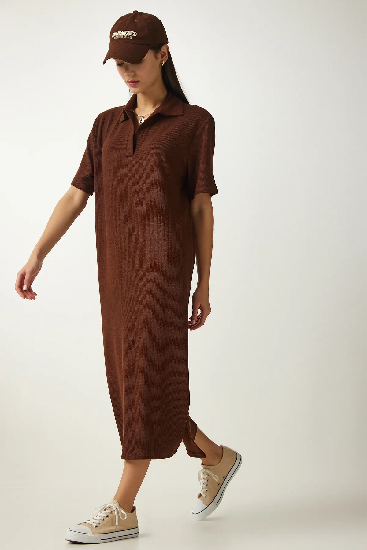 Happiness İstanbul  Braunes geripptes Strickkleid mit Rollkragen für Damen DZ00110