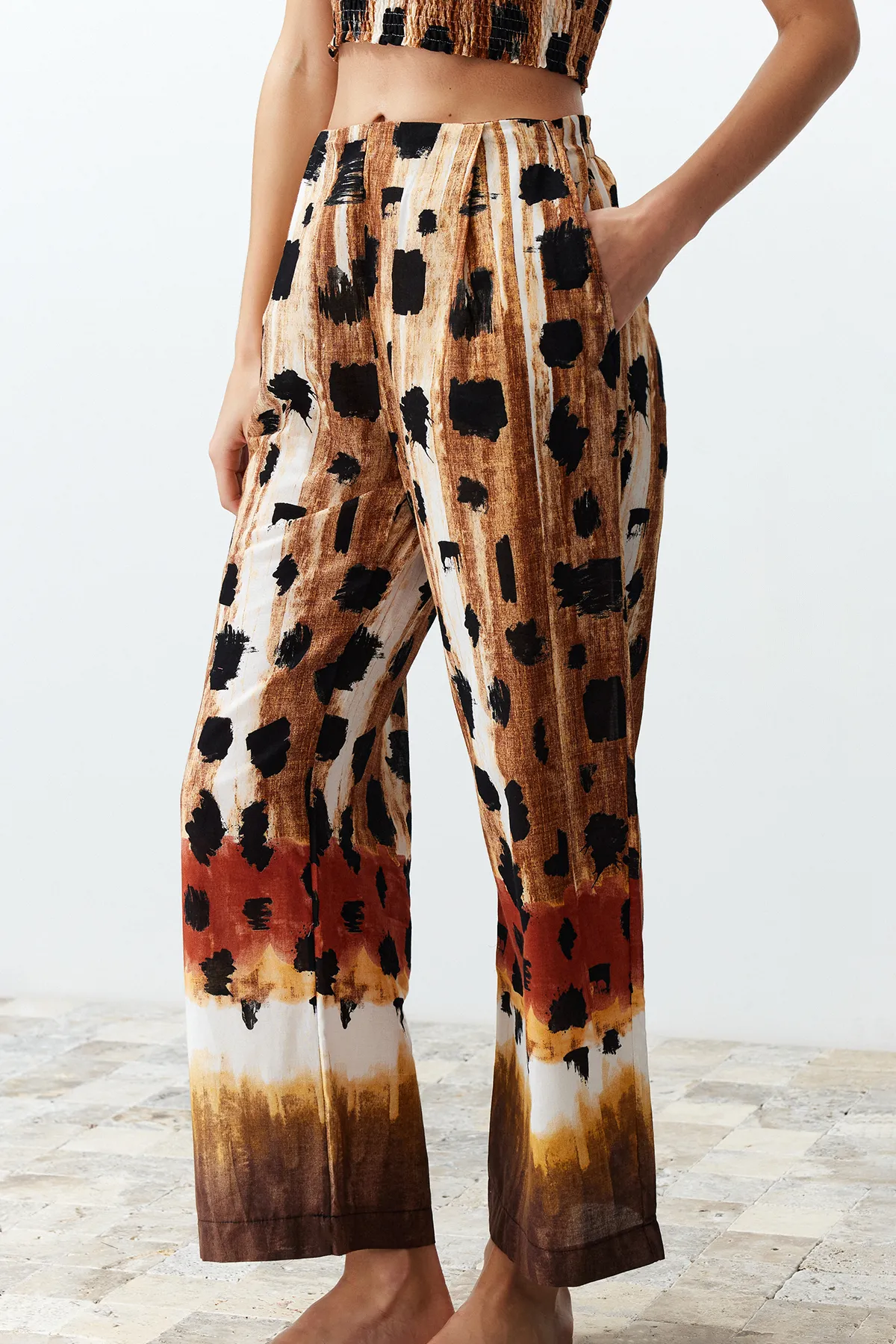 Trendyol Collection  Gewebtes Blusen- und Hosenset aus 100 % Baumwolle mit Tiermuster TBESS24AU00013