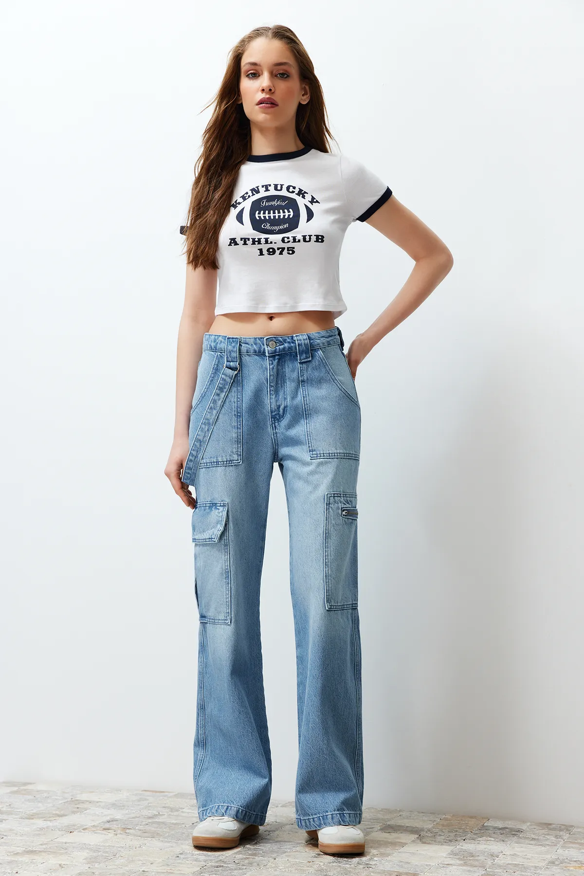 Trendyol Collection  Blaue Jeans mit hoher Taille und weitem Bein und Taschendetail TWOSS24JE00179