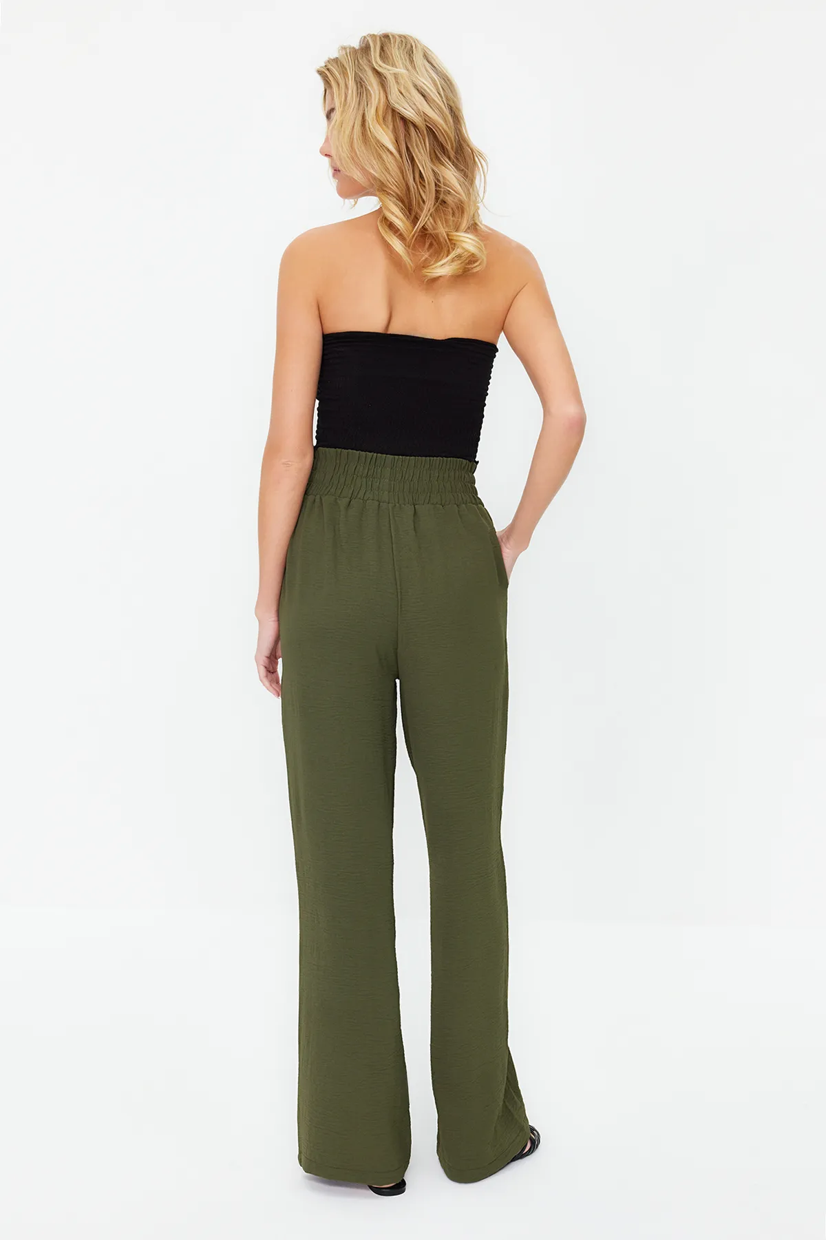 Trendyol Collection  Khakifarbene, elastische Webhose mit weitem Bein / breiter Knöcheltaille TWOSS22PL00024