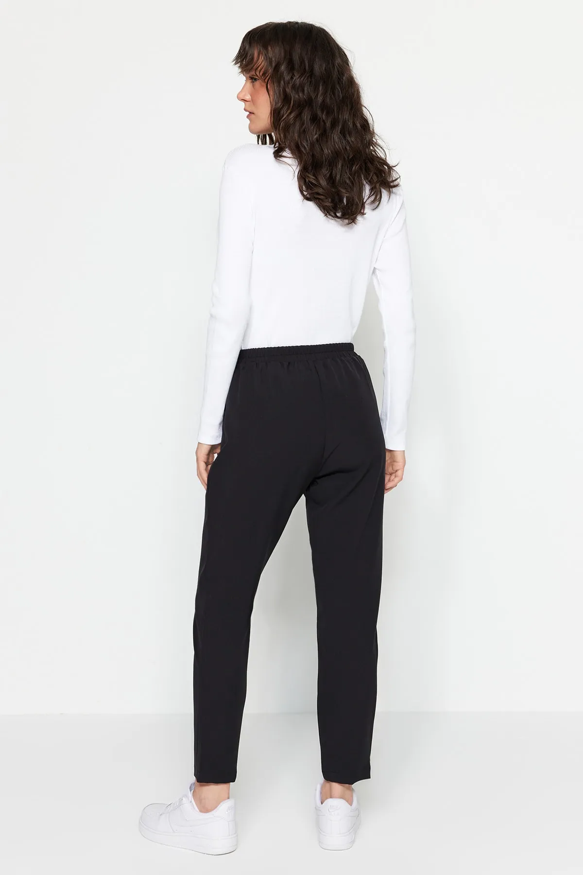 Trendyol Modest  Schwarze, gewebte Hose mit elastischem Bund und Taschendetail TCTSS23TP00008