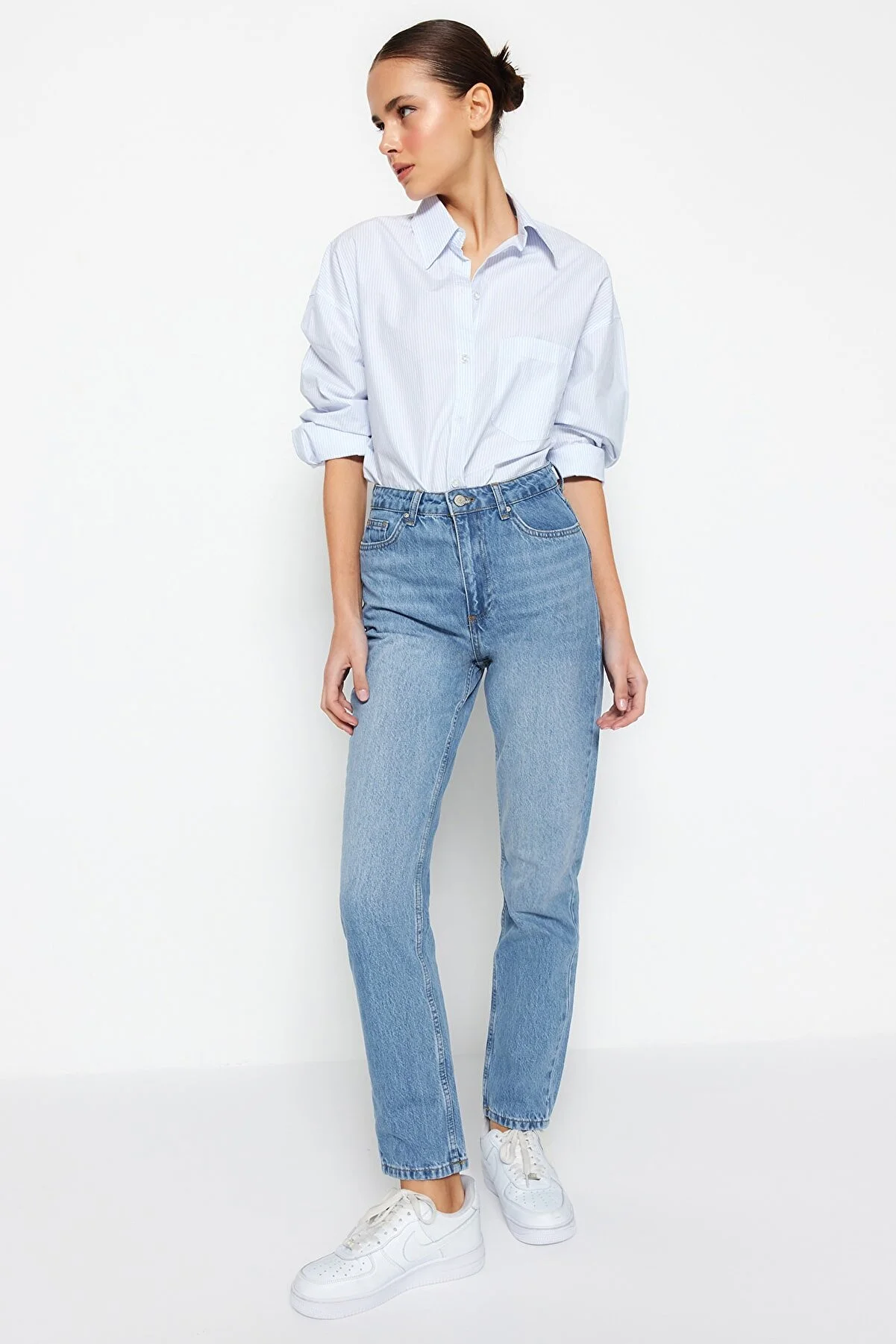 Trendyol Collection  Blaue, gerade Jeans mit hoher Taille TWOSS22JE0653