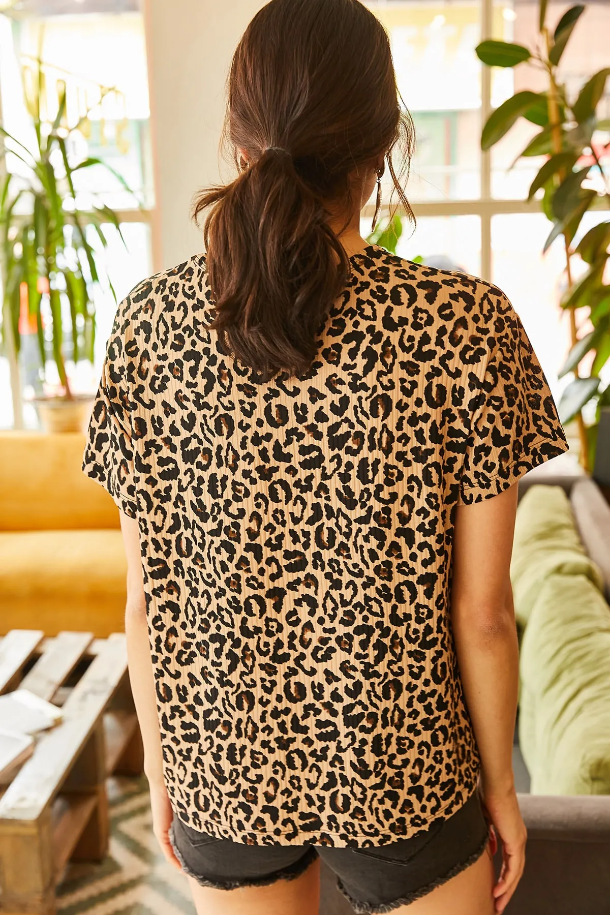 Olalook  Damen-Crop-T-Shirt aus Cordstrick in Beige mit Leopardenmuster TSH-19000328