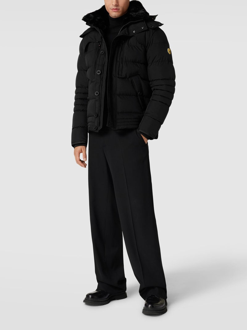 Steppjacke mit Label-Patch in schwarz