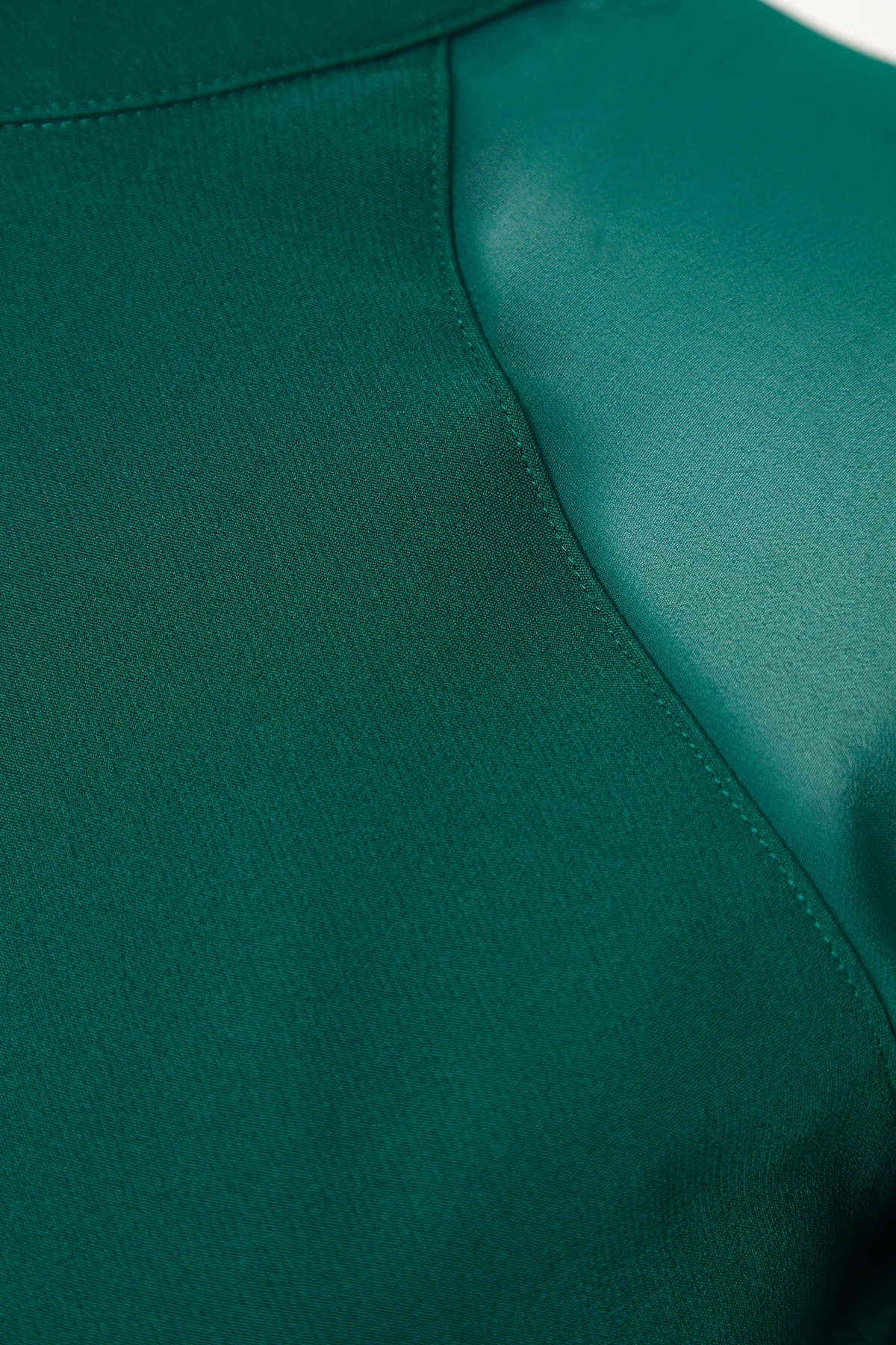 Trendyol Collection  Smaragdgrünes, detailliertes Midi-Webkleid mit Stehkragen und Ärmeln TWOAW24EL00461
