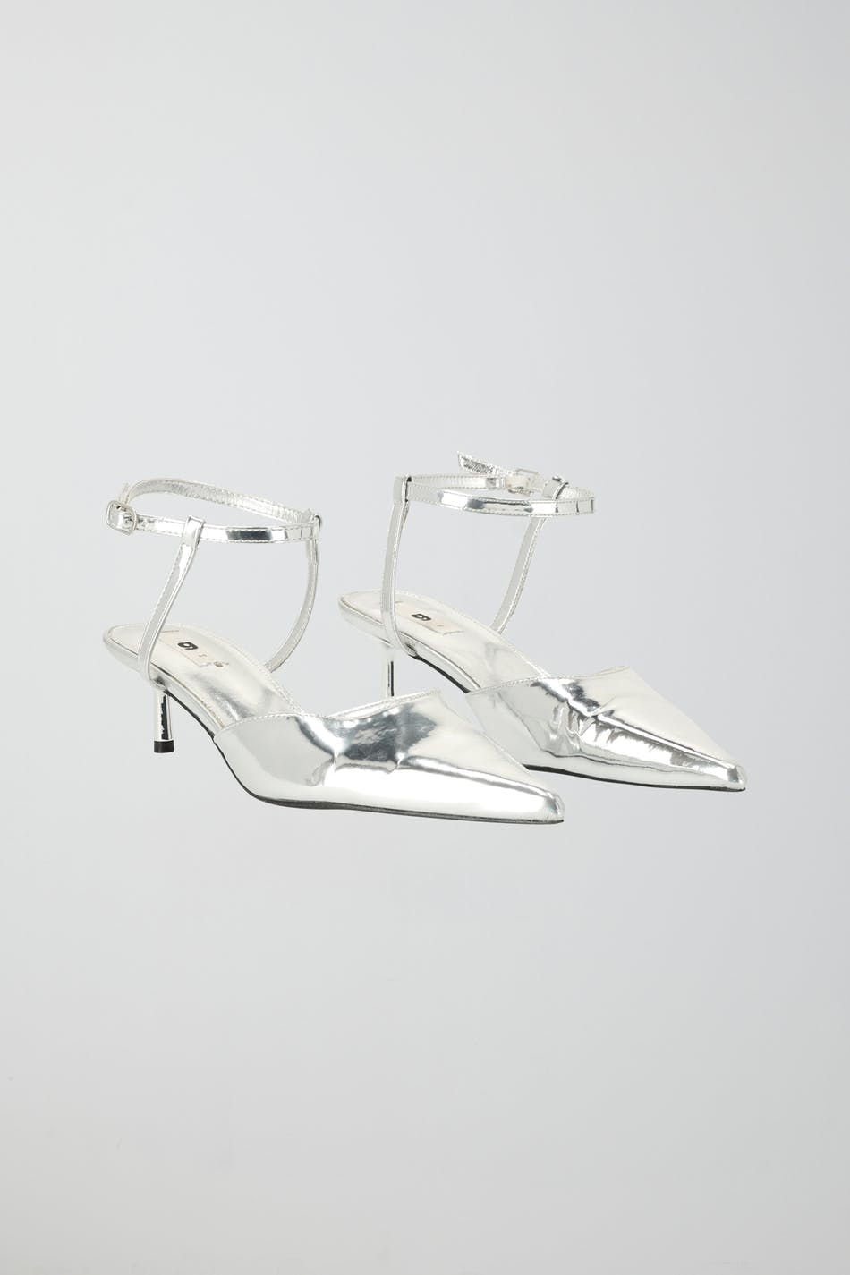 Pointed silver pumps