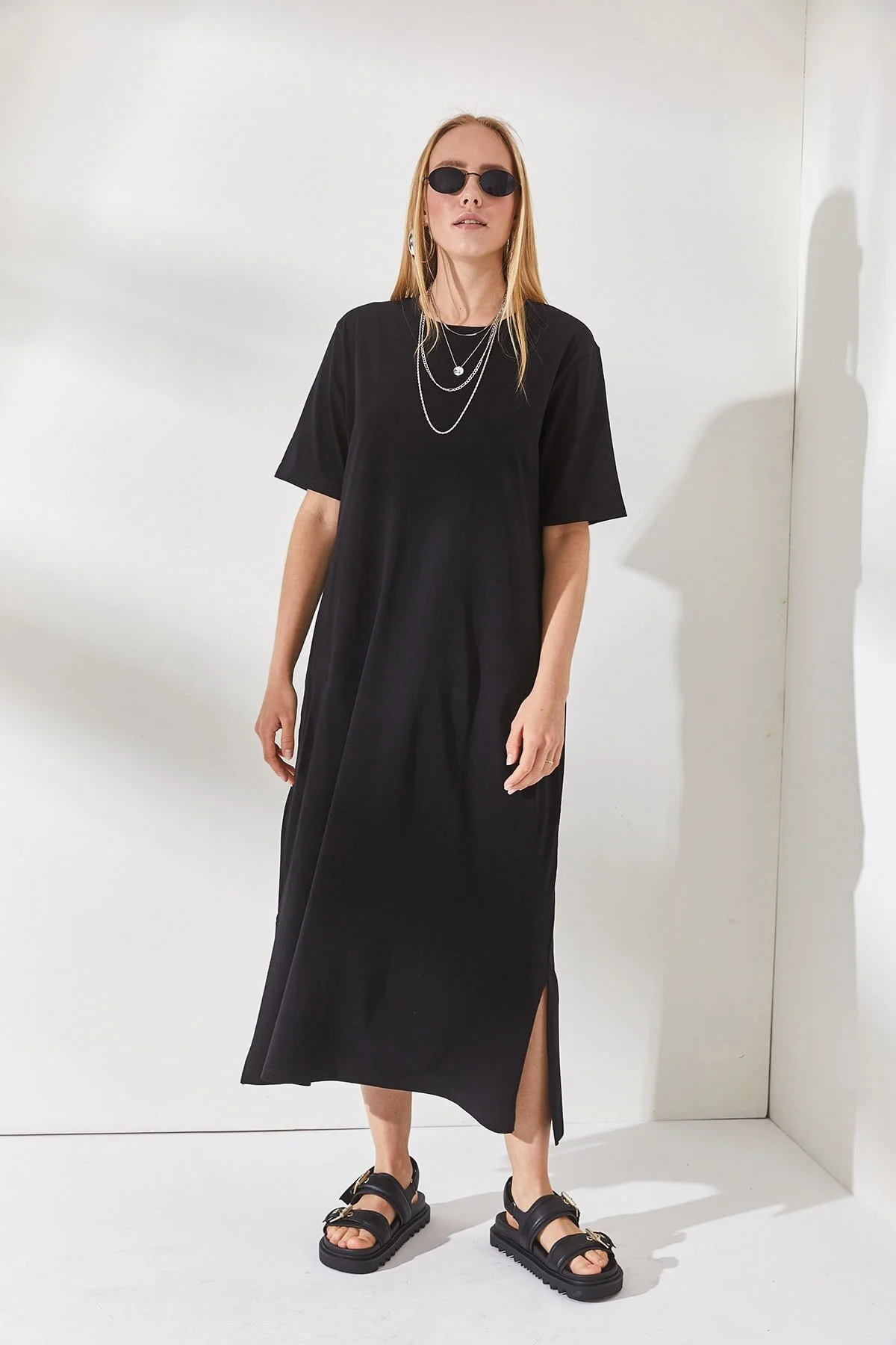Olalook  Schwarzes Oversize-Baumwollkleid mit seitlichem Schlitz für Damen ELB-19001880