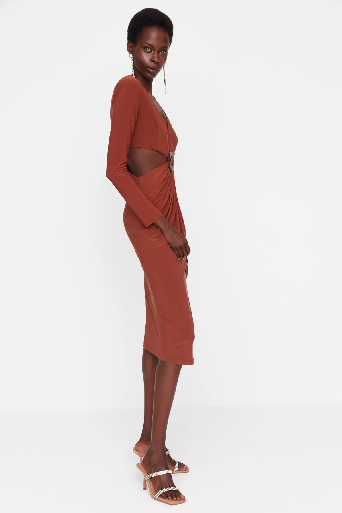 Trendyol Collection  Elegantes gestricktes Abendkleid mit zimtfarbenem Schnallendetail TPRAW23EL00149