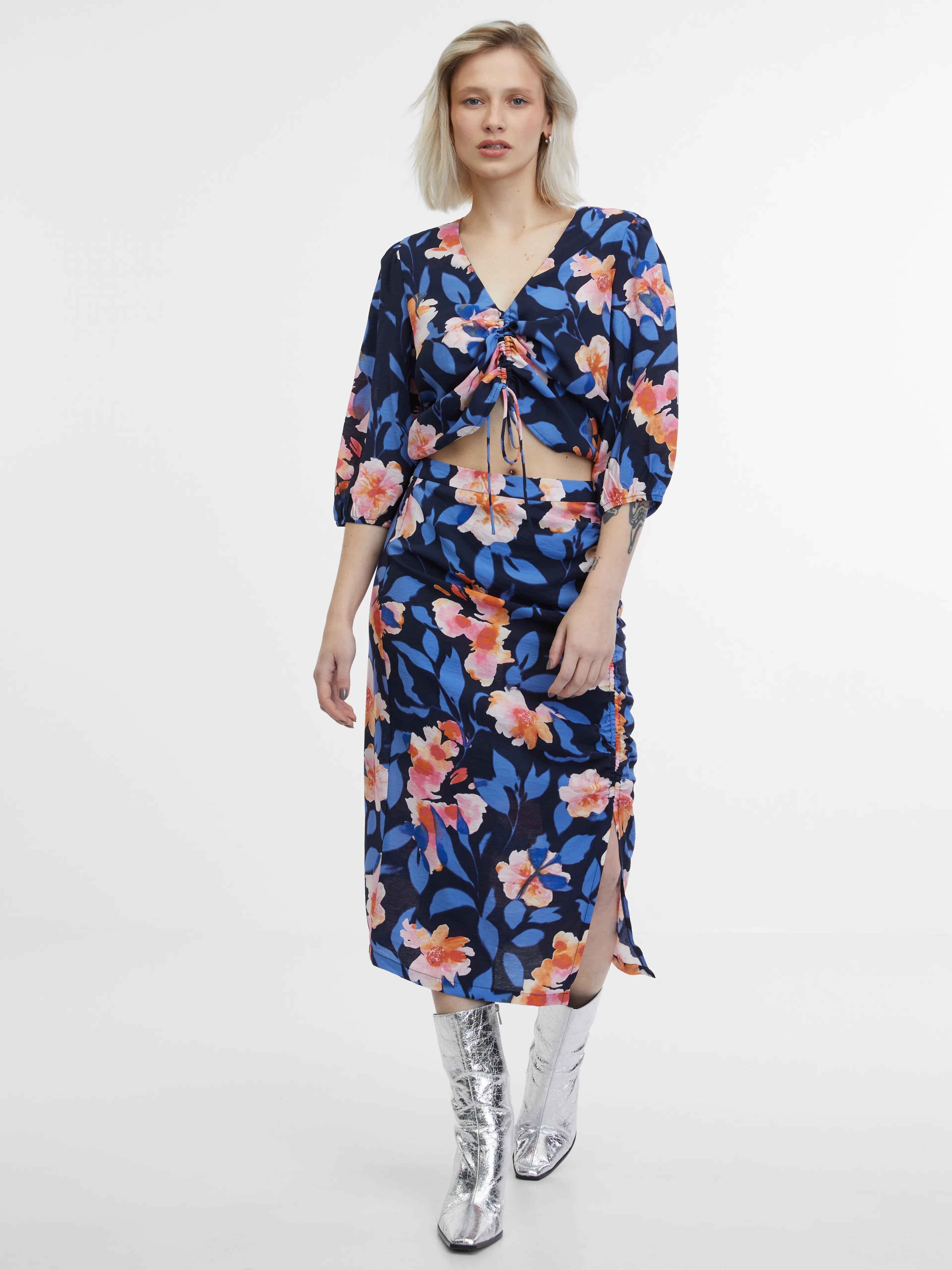 Dunkelblaue Bluse mit Blumenmuster ORSAY
