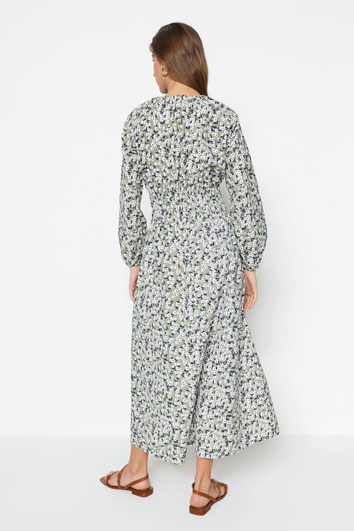 Trendyol Modest  Hellgrünes Kleid aus gewebter Baumwolle mit Blumenmuster und Gipe-Details TCTSS23EB00300