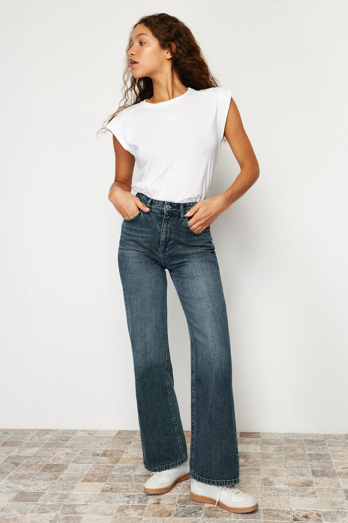 Trendyol Collection  Dunkelblaue Vintage-Jeans mit hoher Taille und weitem Bein und verblasstem Effekt TWOSS24JE00080