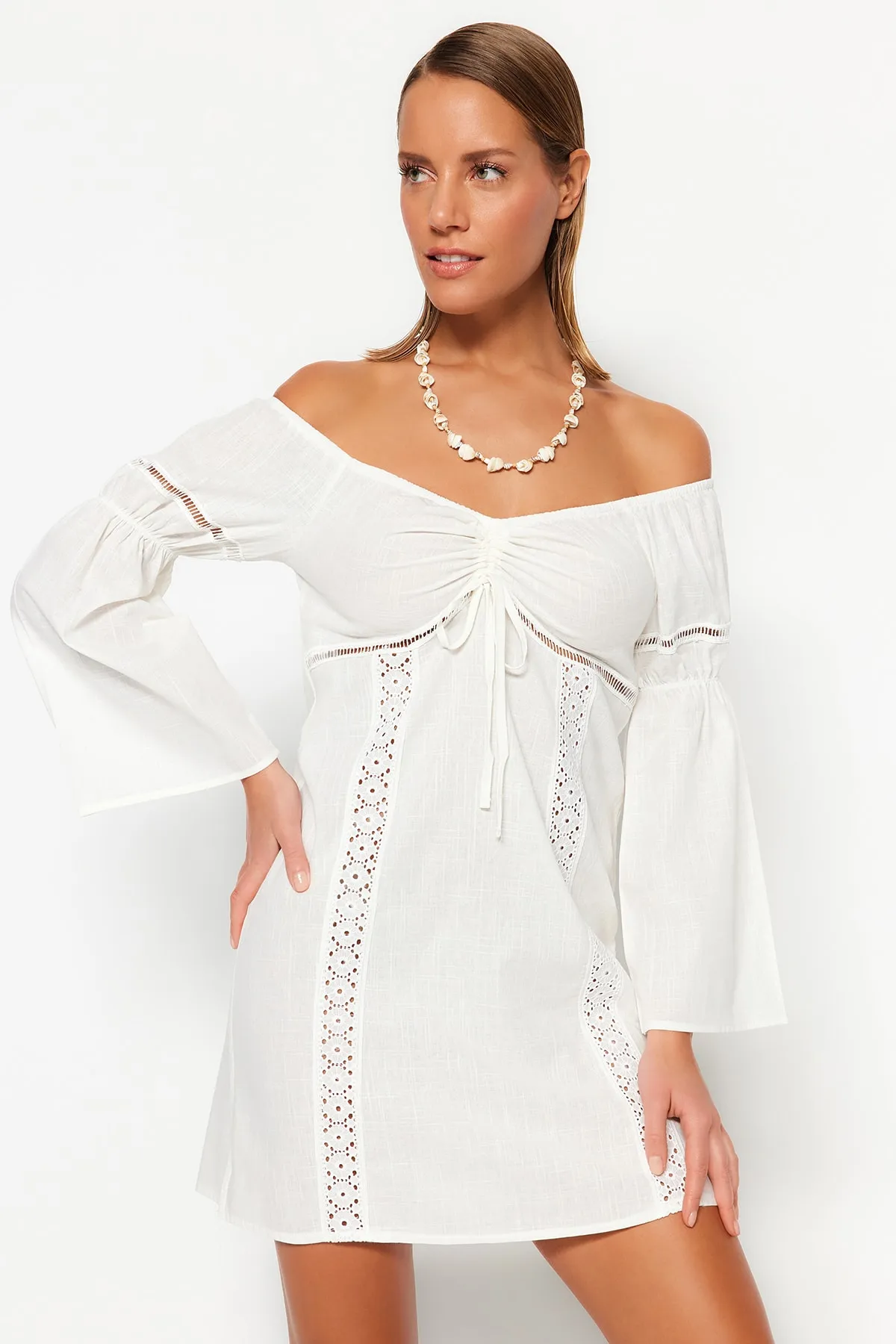 Trendyol Collection  Ecrufarbenes Mini-Strandkleid aus 100 % Baumwolle mit Webband-Accessoires TBESS23EL00207