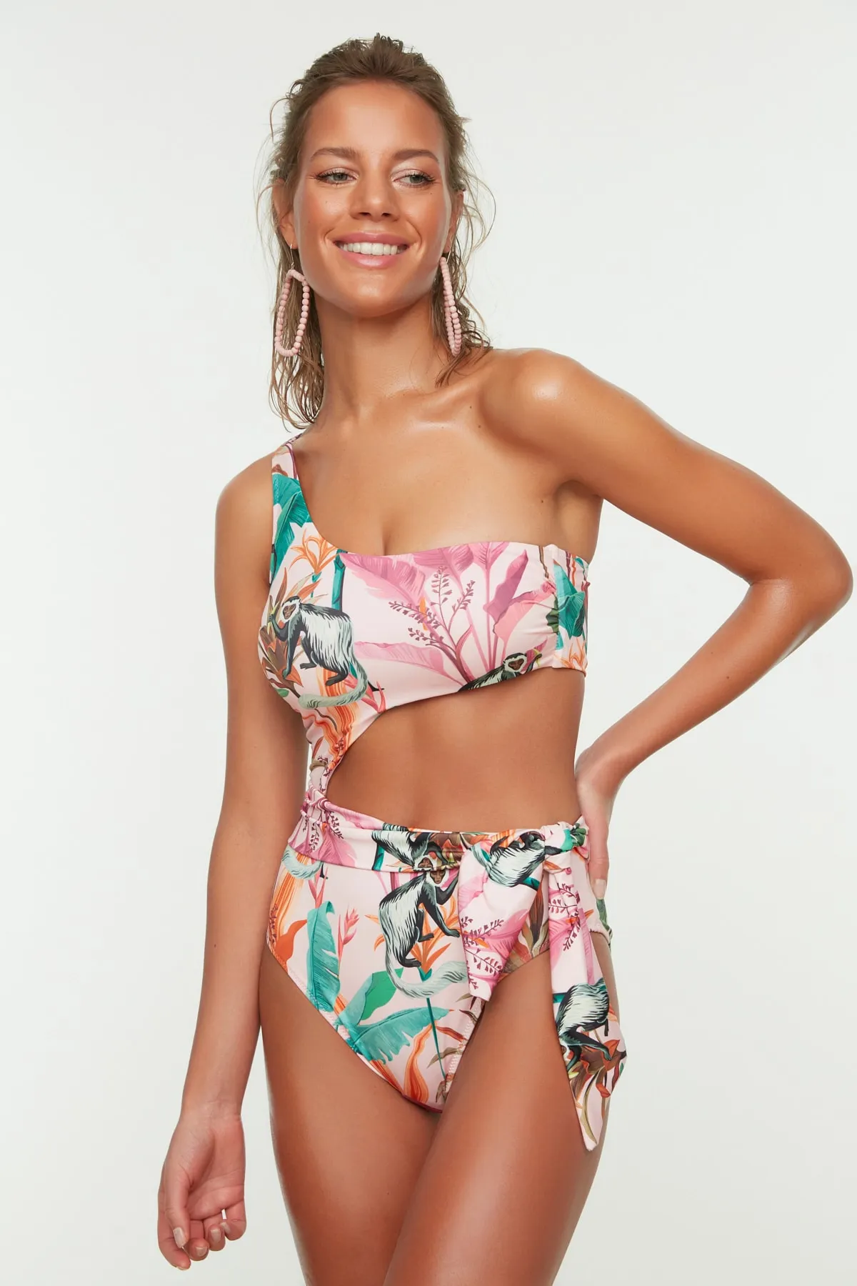 Trendyol Collection  Puderfarbener Badeanzug mit Cut-Out/Fenster und einer Schulter, normaler Schnitt, TBESS22MA0197