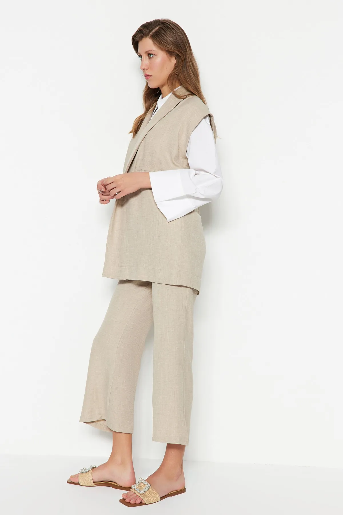 Trendyol Modest  Cremefarbenes, gewebtes Kimono-Hosen-Set mit Innenband in Leinenoptik TCTSS23US00061