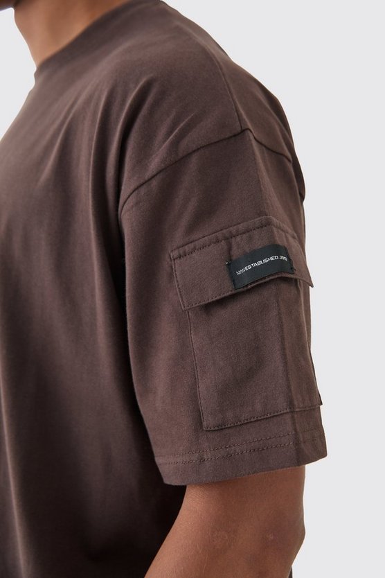 Man Oversize Cargo T-Shirt & Slim-Fit Shorts