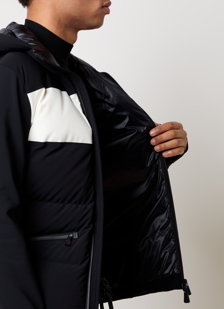 Moncler-tikkitakki, jossa logo ja vetoketjutaskut