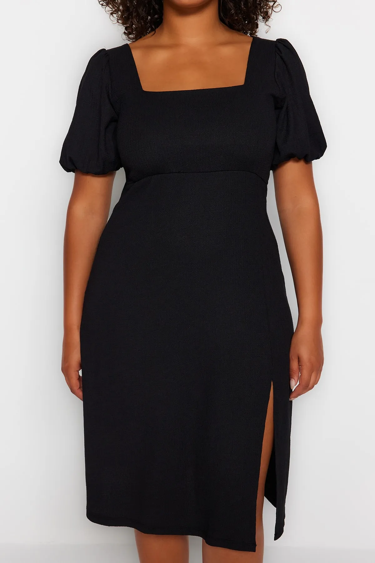 Trendyol Curve  Schwarzes, geschlitztes Strickkleid TBSSS23AH00280