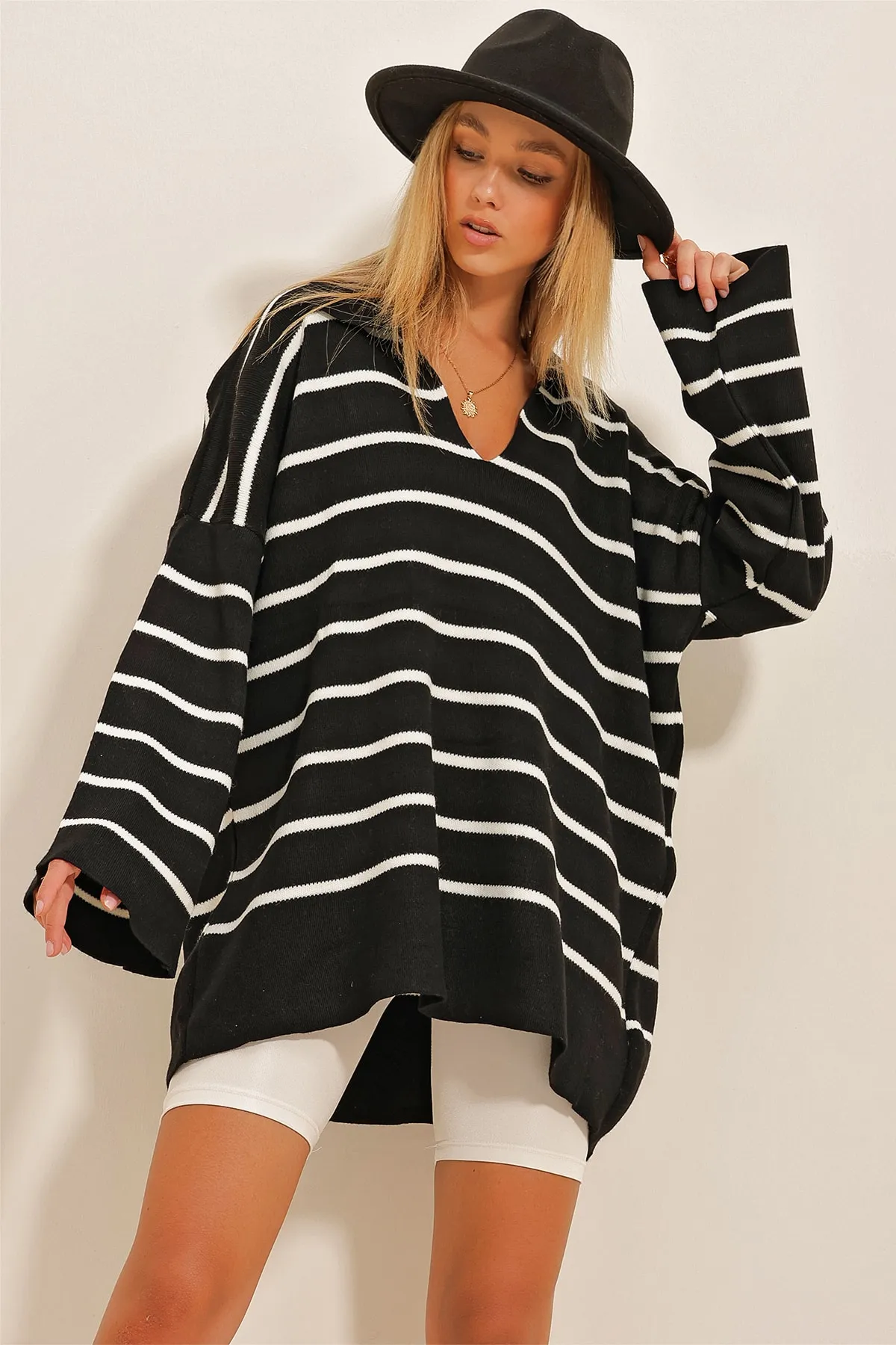 Trend Alaçatı Stili  Schwarzes Damen-Sweatshirt mit Polokragen, gestreift, lang, übergroß, dick, aus Strick ALC-X10774