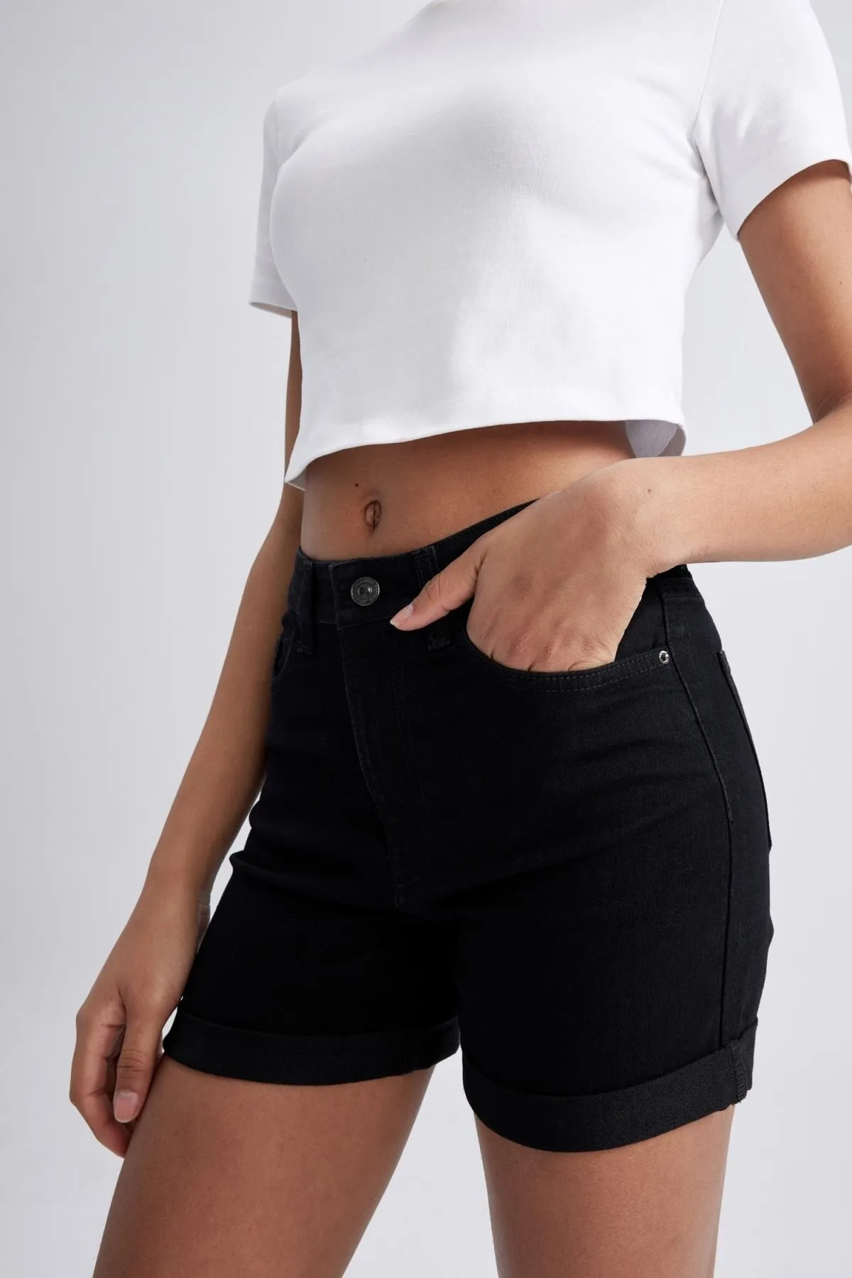 DeFacto  Jeans-Shorts mit normaler Taille und umgeschlagenem Bein A1959ax23sm