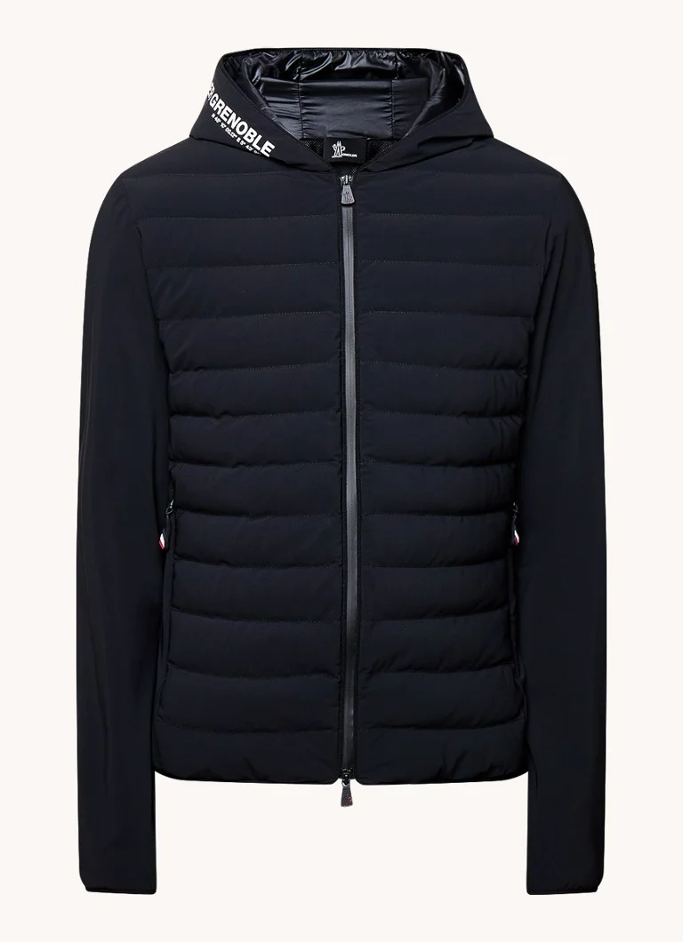 Jachetă matlasată Moncler cu glugă și buzunare cu fermoar.