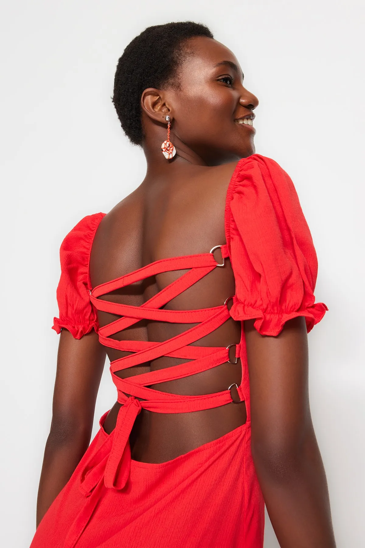 Trendyol Collection  Rotes, figurbetontes, drapiertes Mini-Strandkleid aus Webstoff TBESS23EL00052